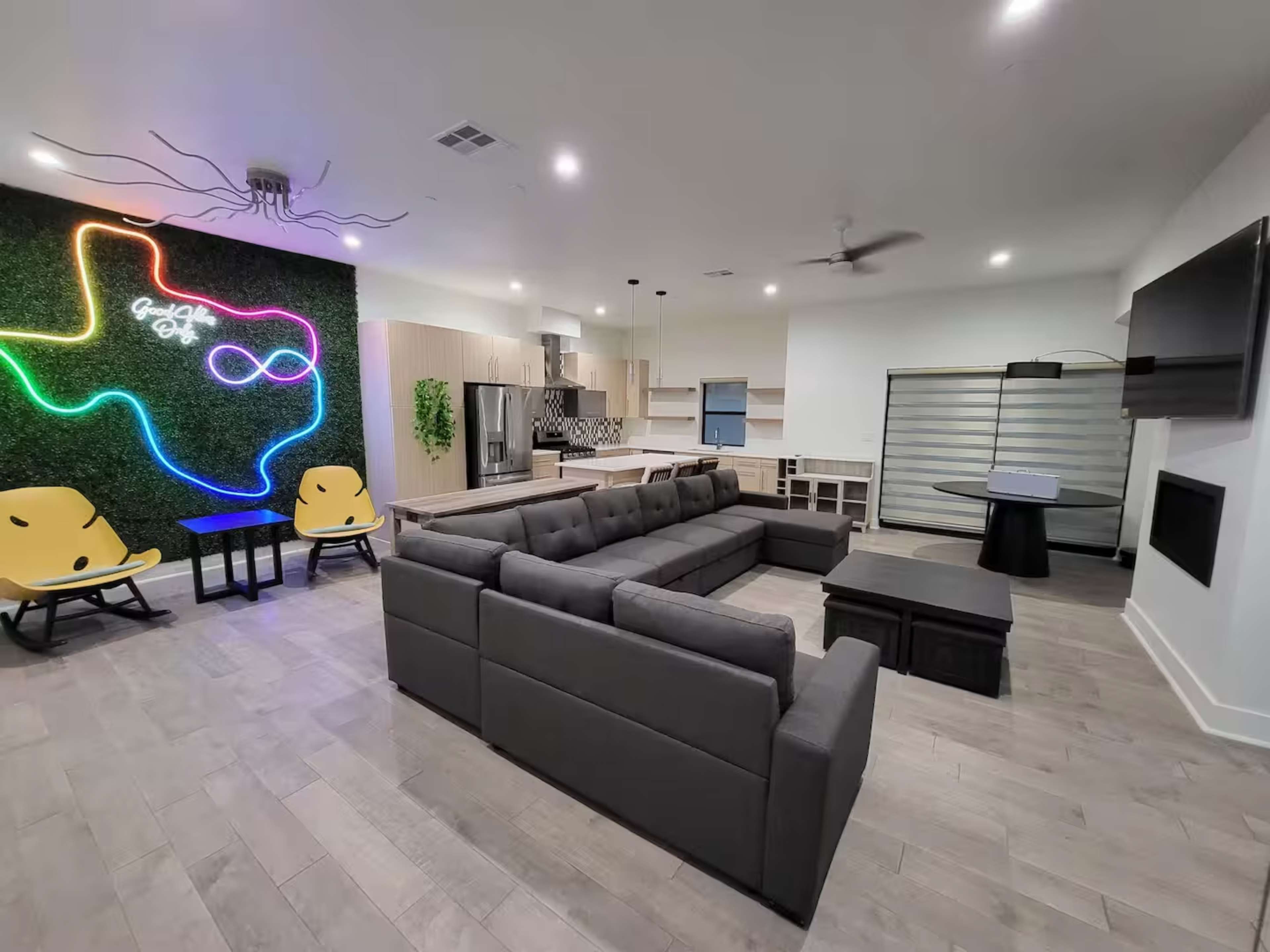 Townhouse with Rooftop Patio Image in Oak Cliff, Dallas, TX