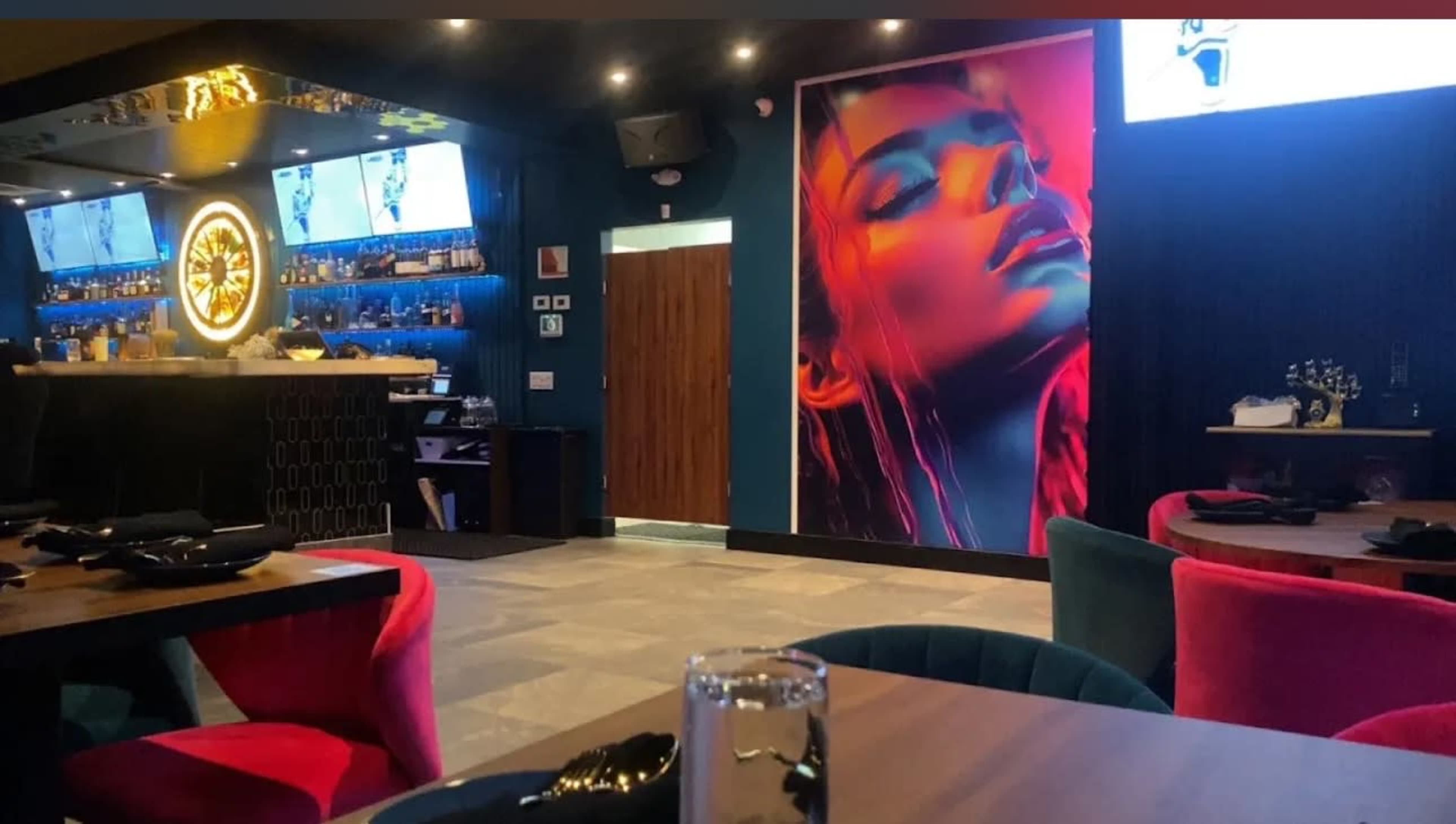 A Cutesy and Cozy Lounge Image in Mississauga, Dundas st E, ON