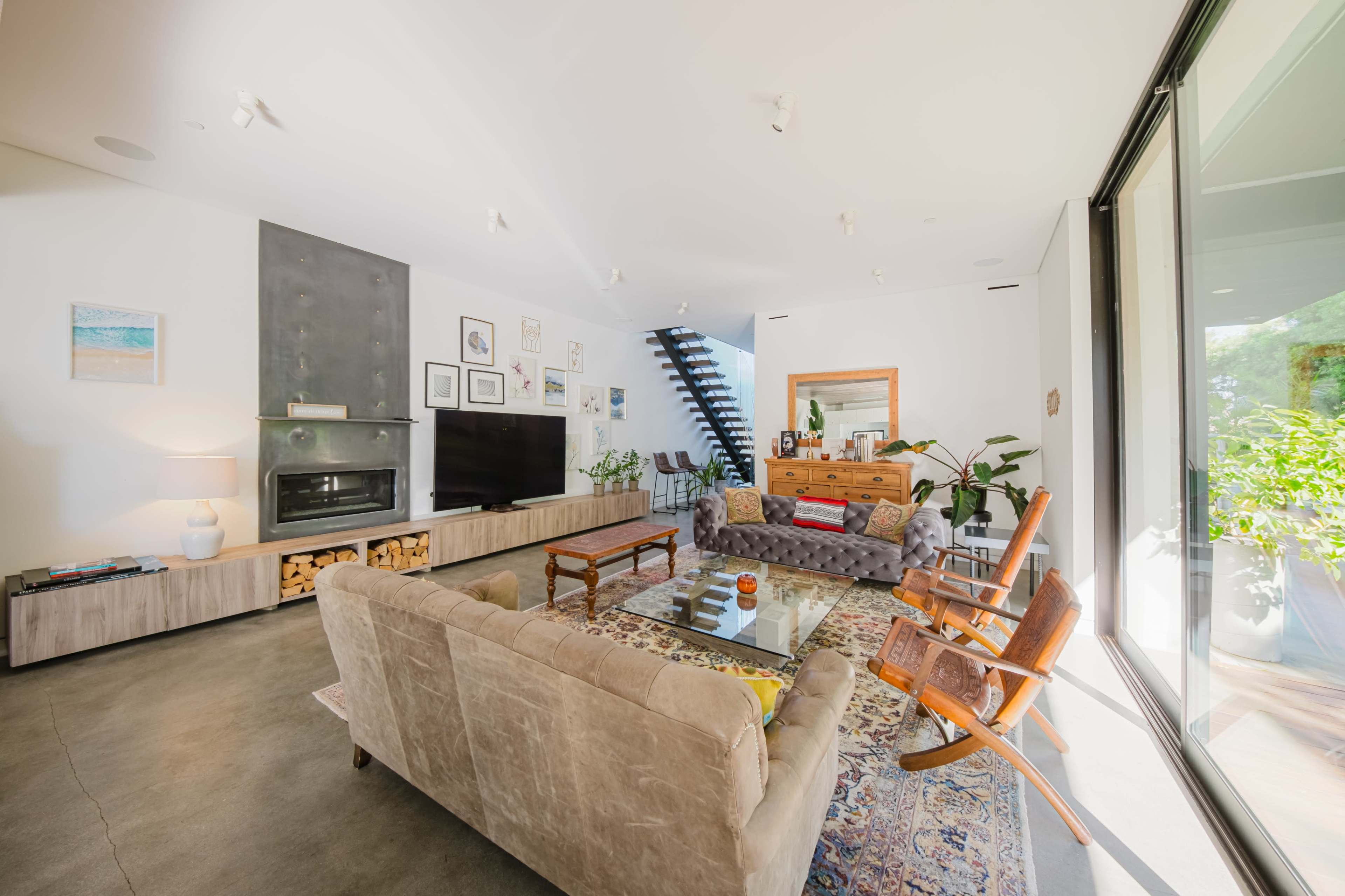 MODERN MINIMALIST ROOFTOP RETREAT Image in Venice, Los Angeles, CA