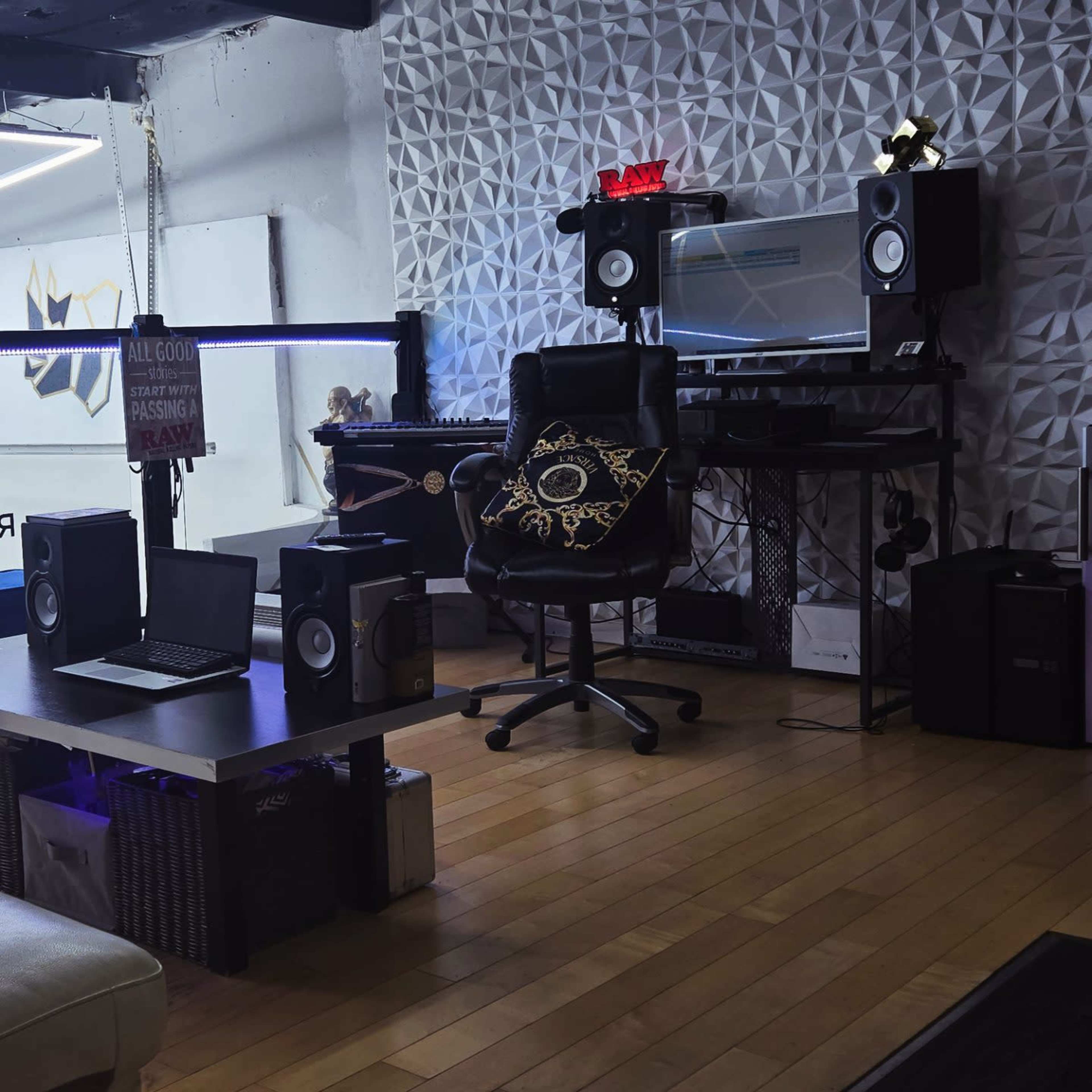 Uptown, Multi-media content creation studio. Image in Clairville, ETOBICOKE, ON