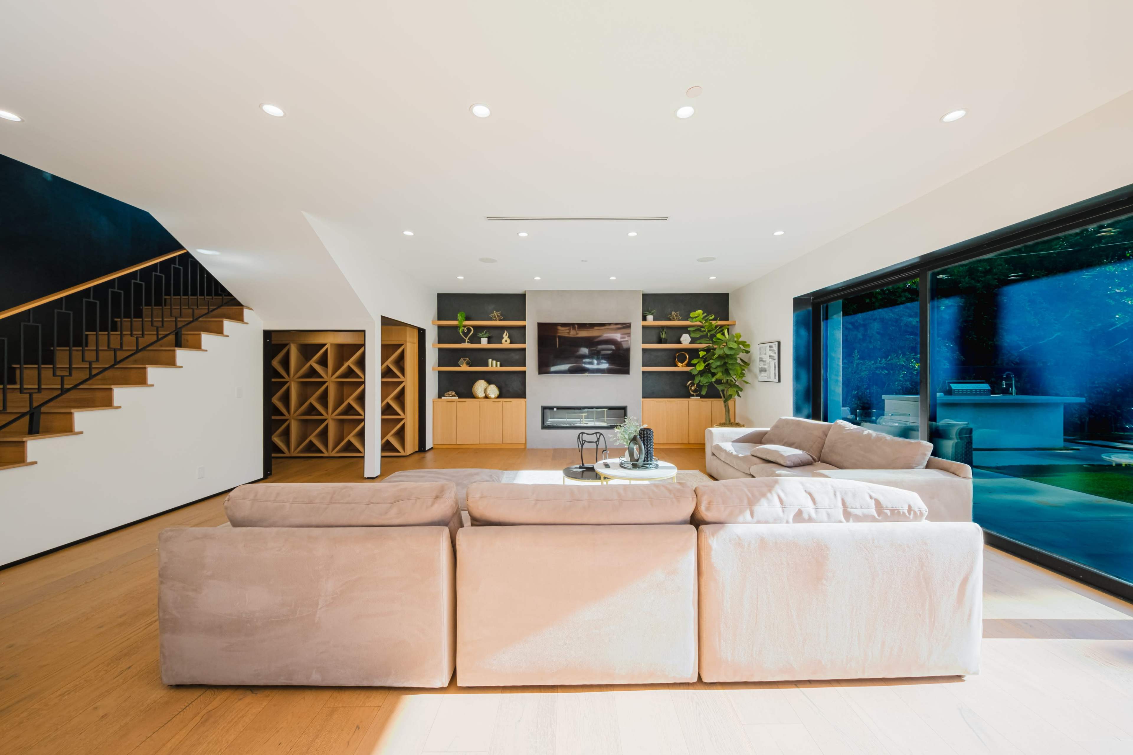 GLASS RUNWAY MODERN LA ESTATE Image in Sherman Oaks, Los Angeles, CA