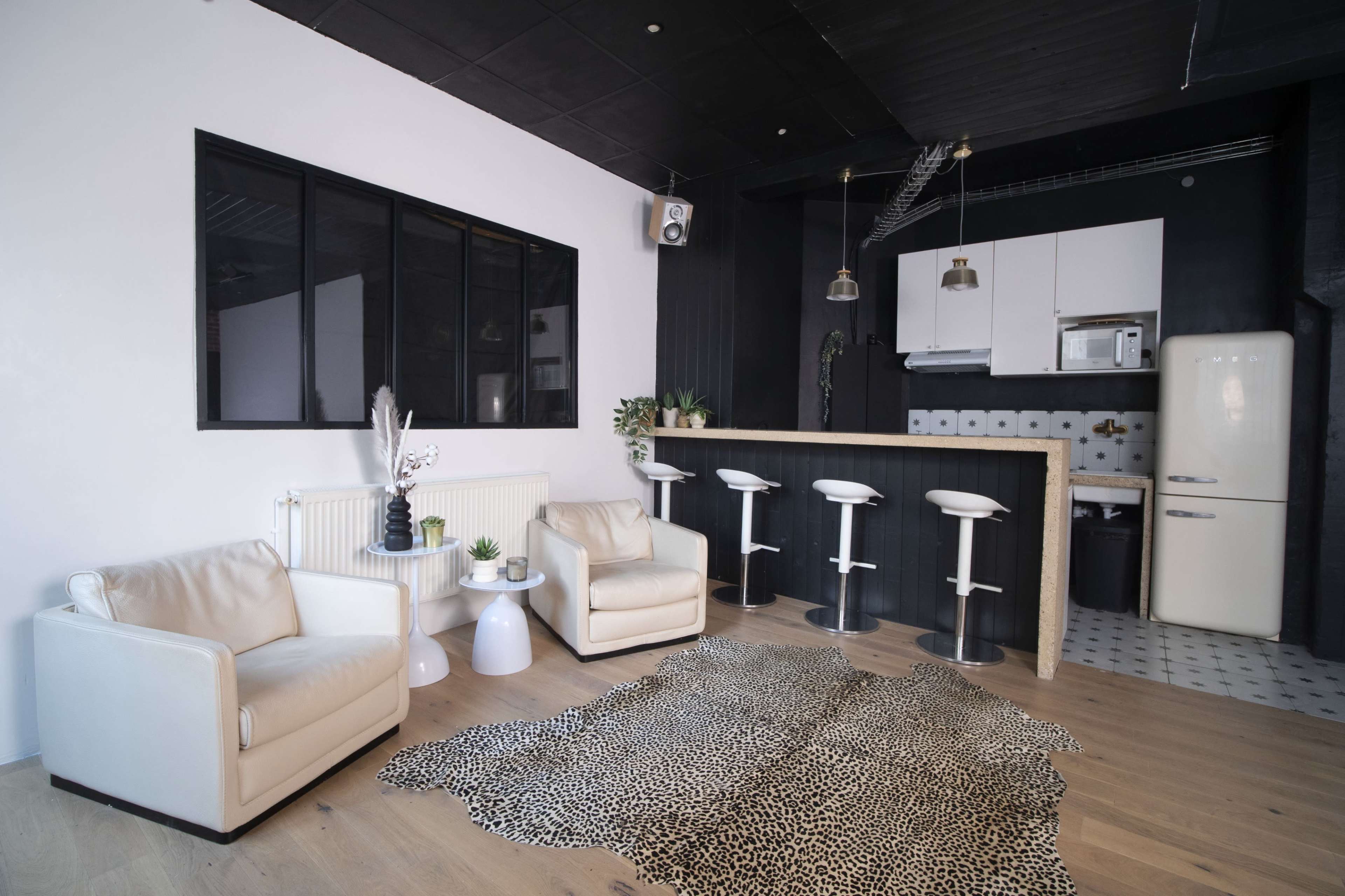 Studio photo style loft en lumière naturelle Image in Ménilmontant, Paris