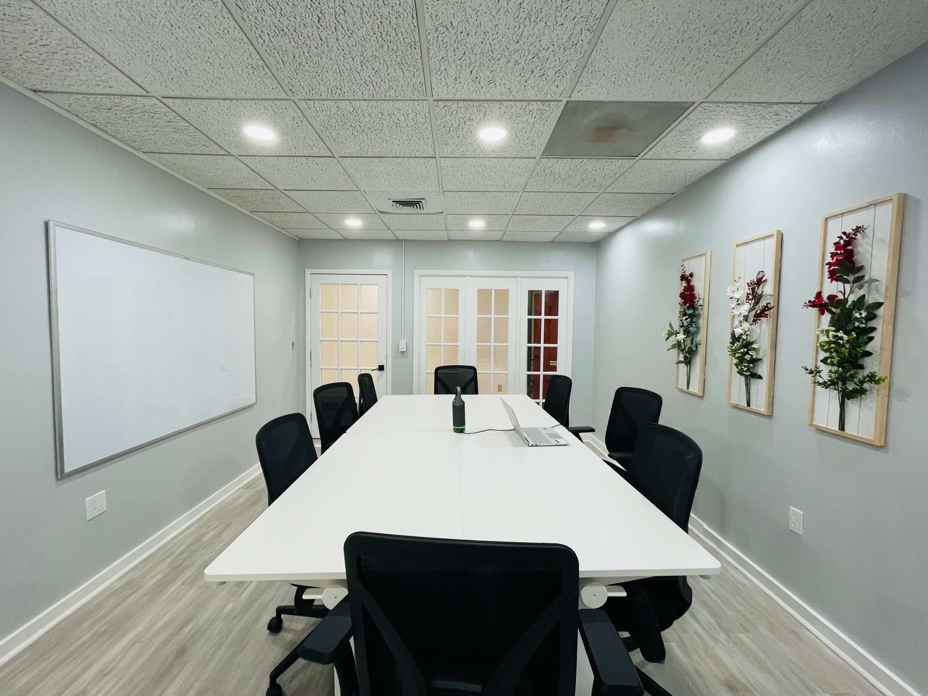 Flexible Meeting Space. Close to Airports. 360 degree view video conferencing. Formal seating for 8. Image in Clearwater, Clearwater, FL