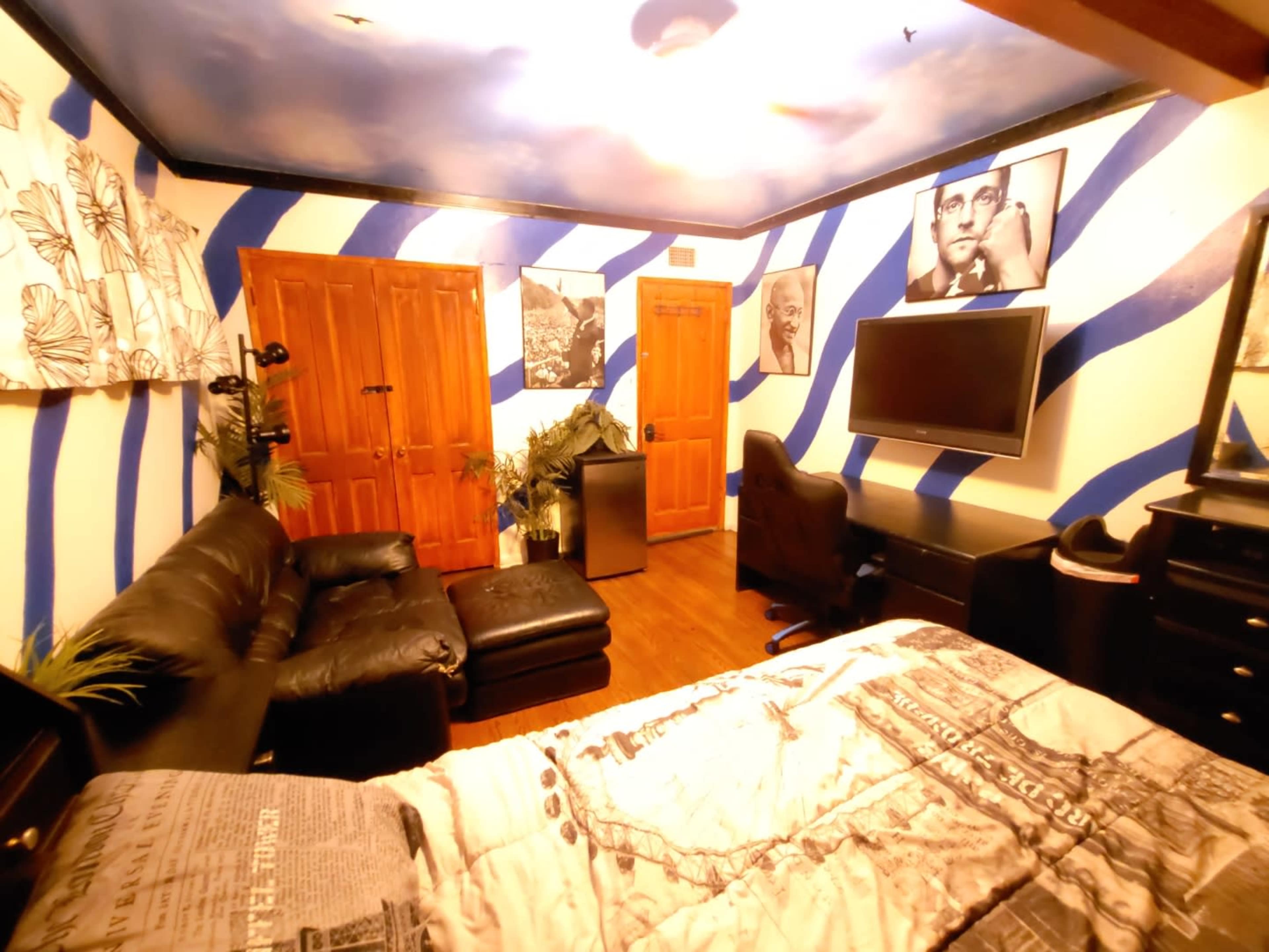 Smiles' Nightcrib Image in Van Nuys, Van Nuys, CA