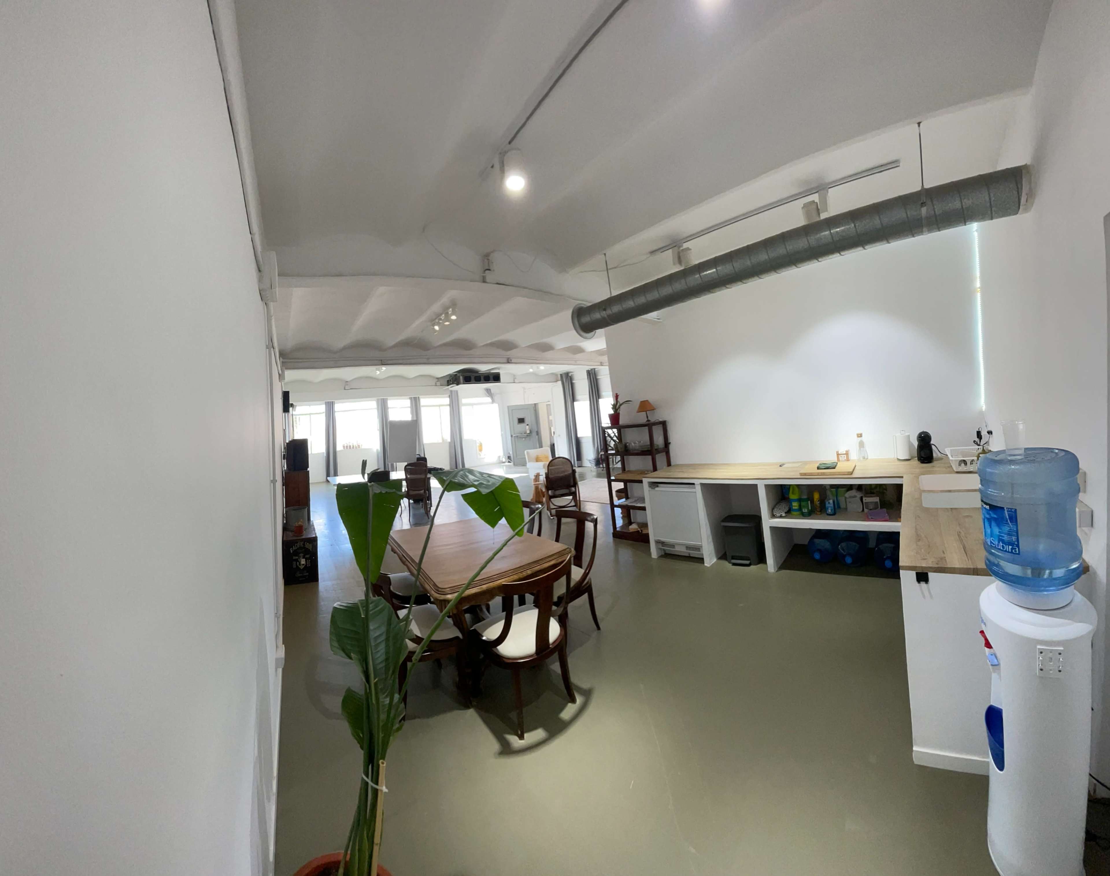 Estudio fotográfico cerrado, equipado e industrial con vistas aéreas Imagen en Hostafrancs, Barcelona, B