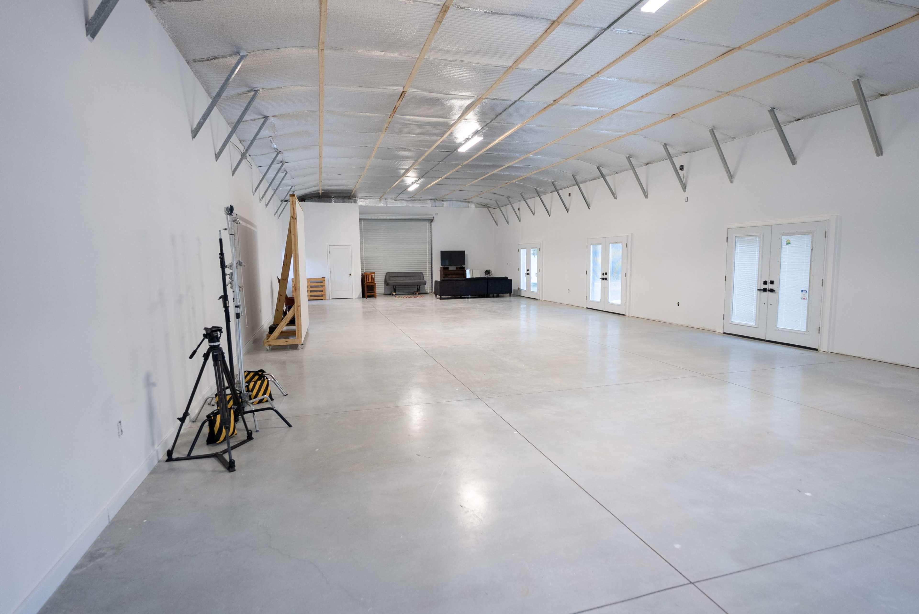 Spacious studio and 2 acre wooded exterior property for all your creative shoots Image in , Davenport, FL