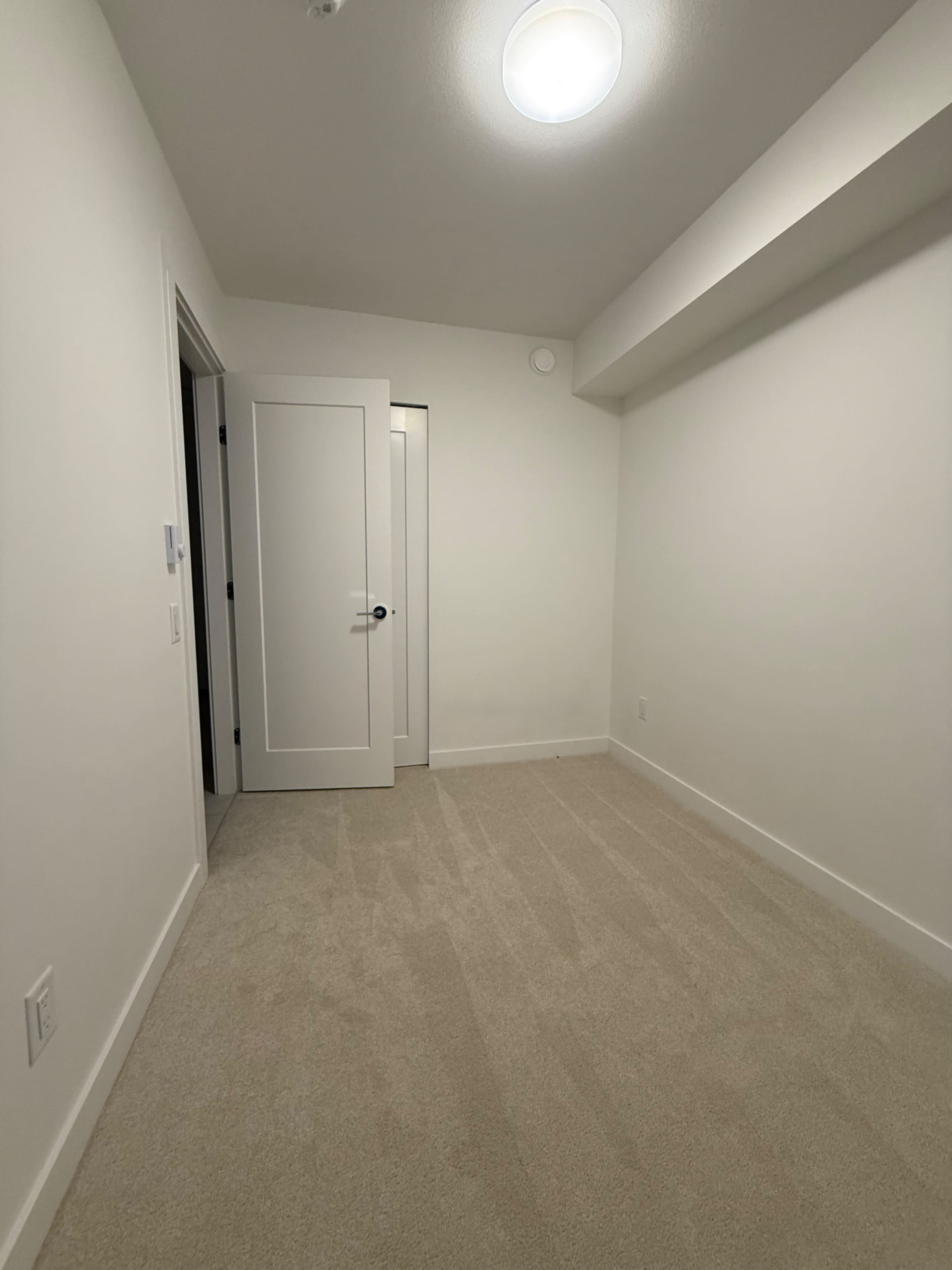 🎥✨ Clean & Bright Room for Content Creation | Private Washroom | Surrey Image in Newton, Surrey, BC