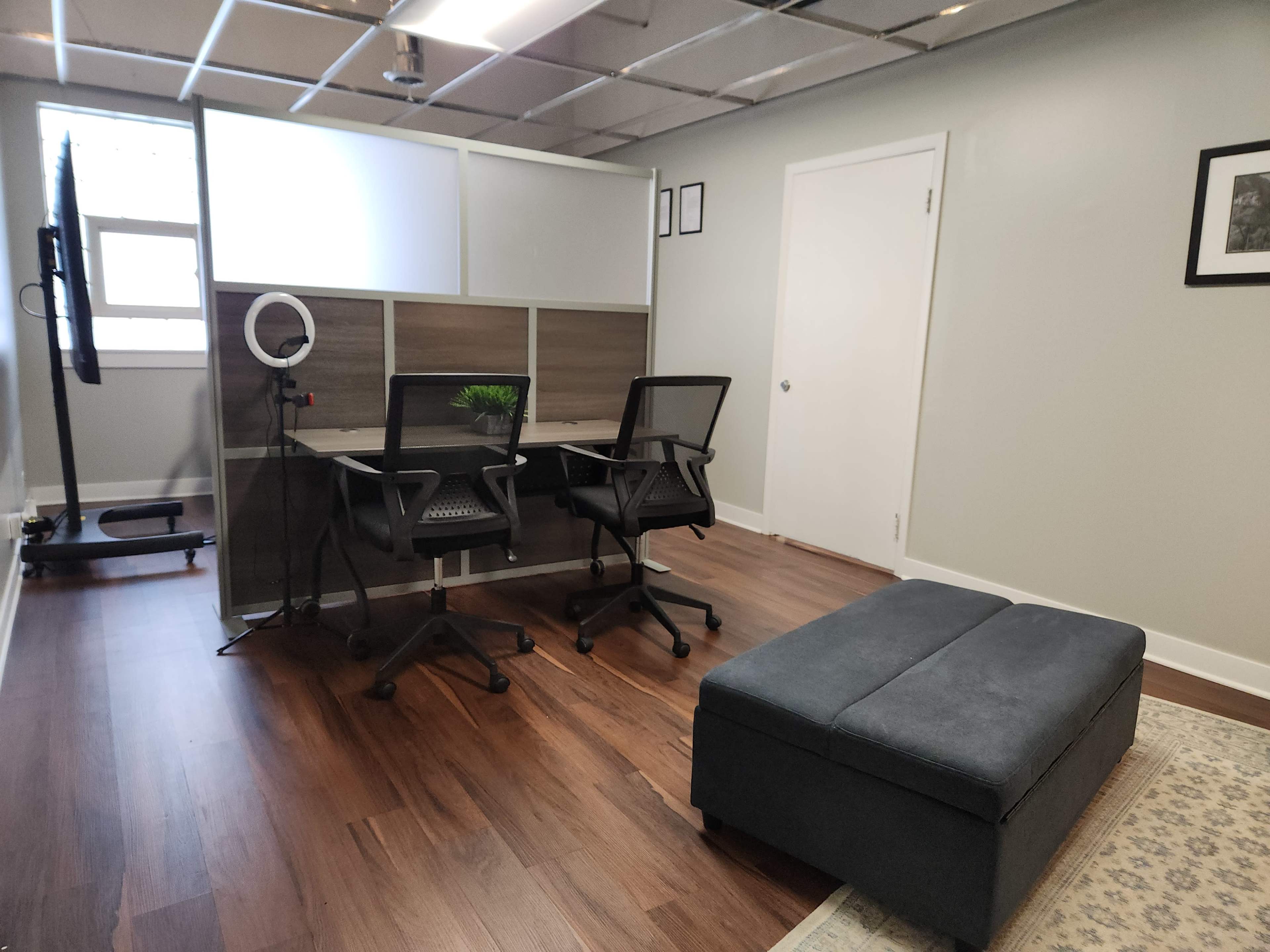 Conference Area @ Black Wall Virtual Office Suite (VOS) Image in Worth Township, Oak Lawn, IL