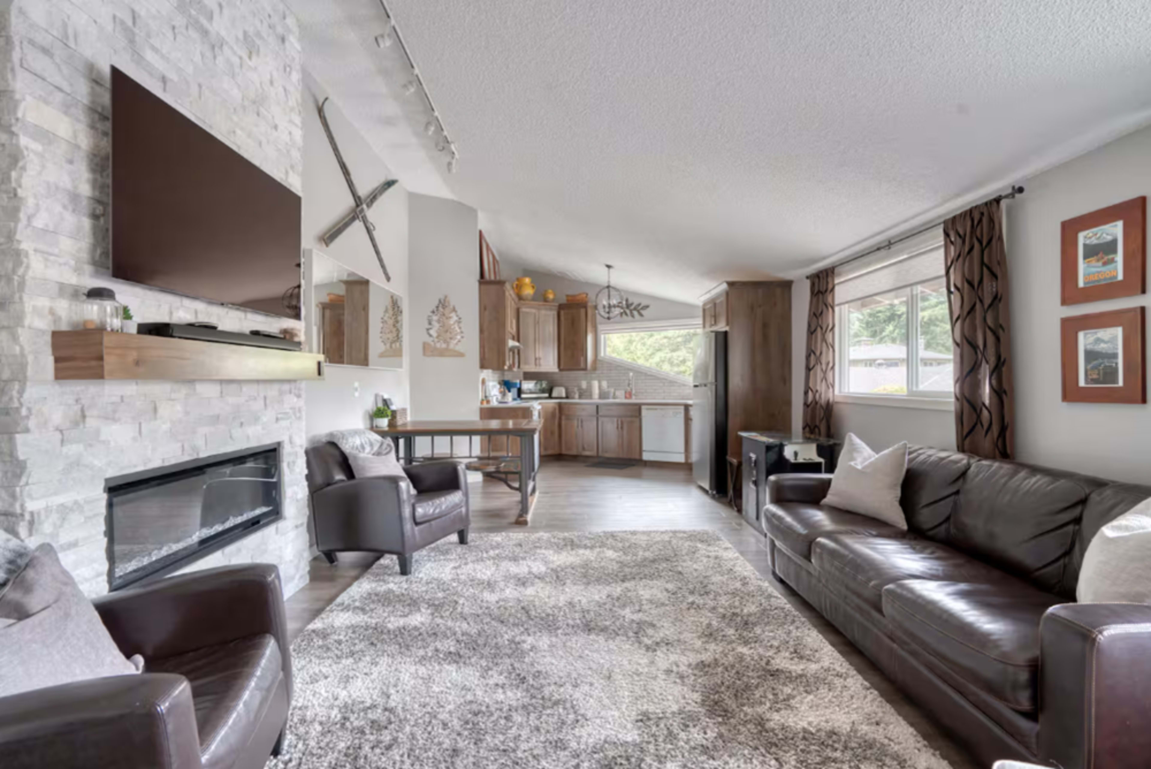 Cozy Mountain Condo on Hole #1 of a Golf Course, minutes away from skiing and hiking Image in Welches, Welches, OR