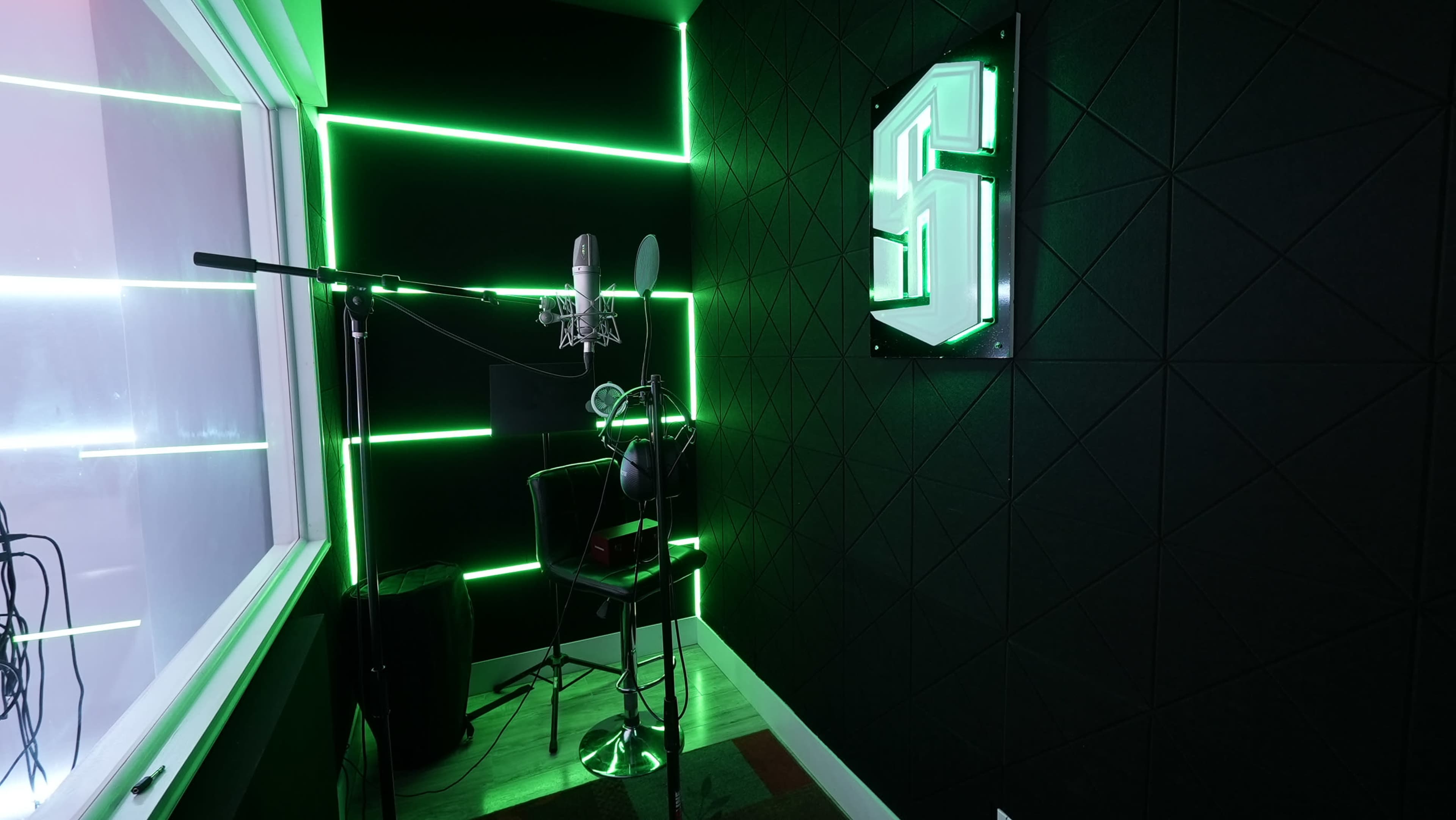 Futuristic studio (Engineer include) Image in Westside, Houston, TX