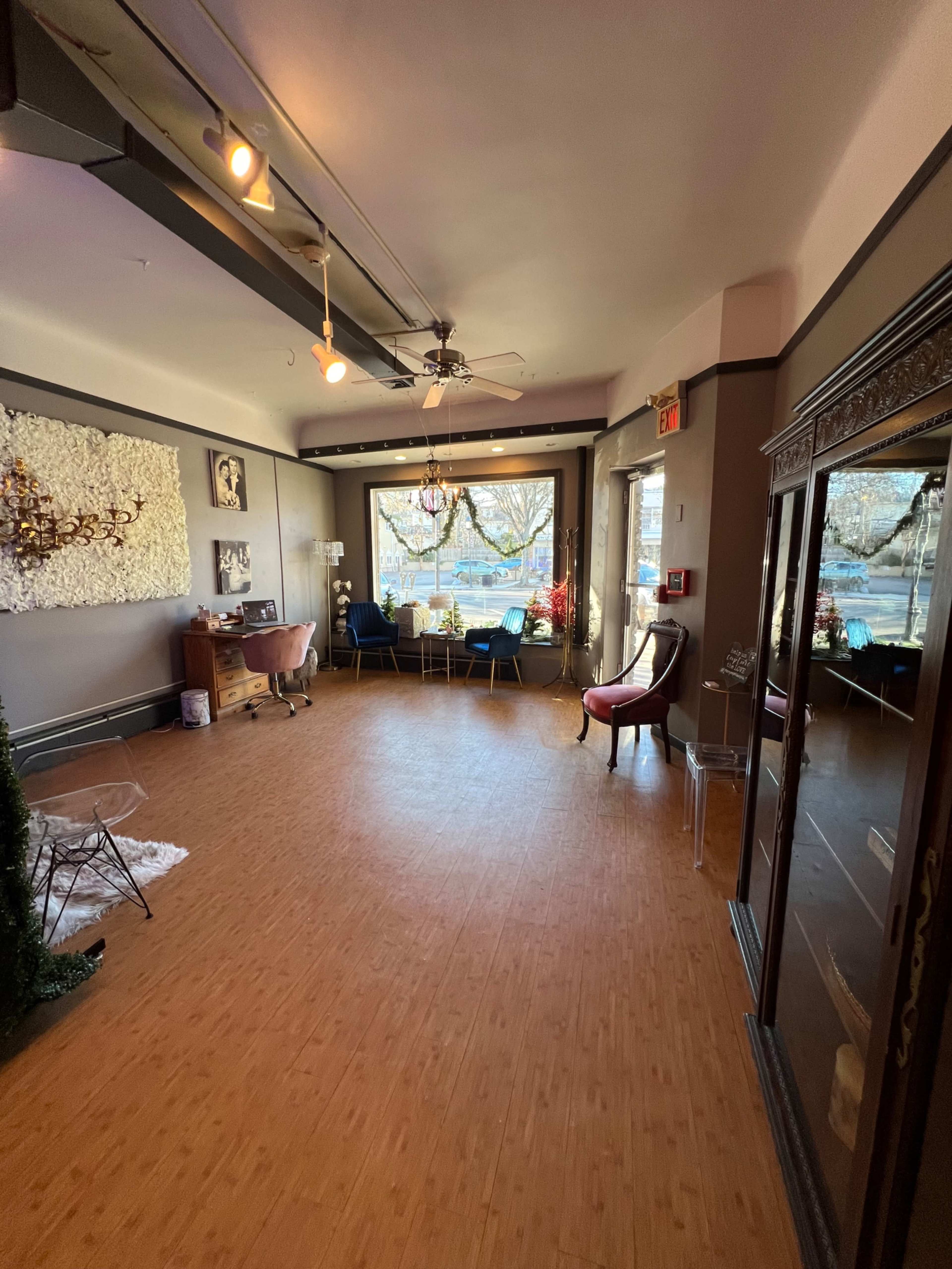 Charming Suburban Studio with Vintage Elegance Image in Abington Township, Glenside, PA
