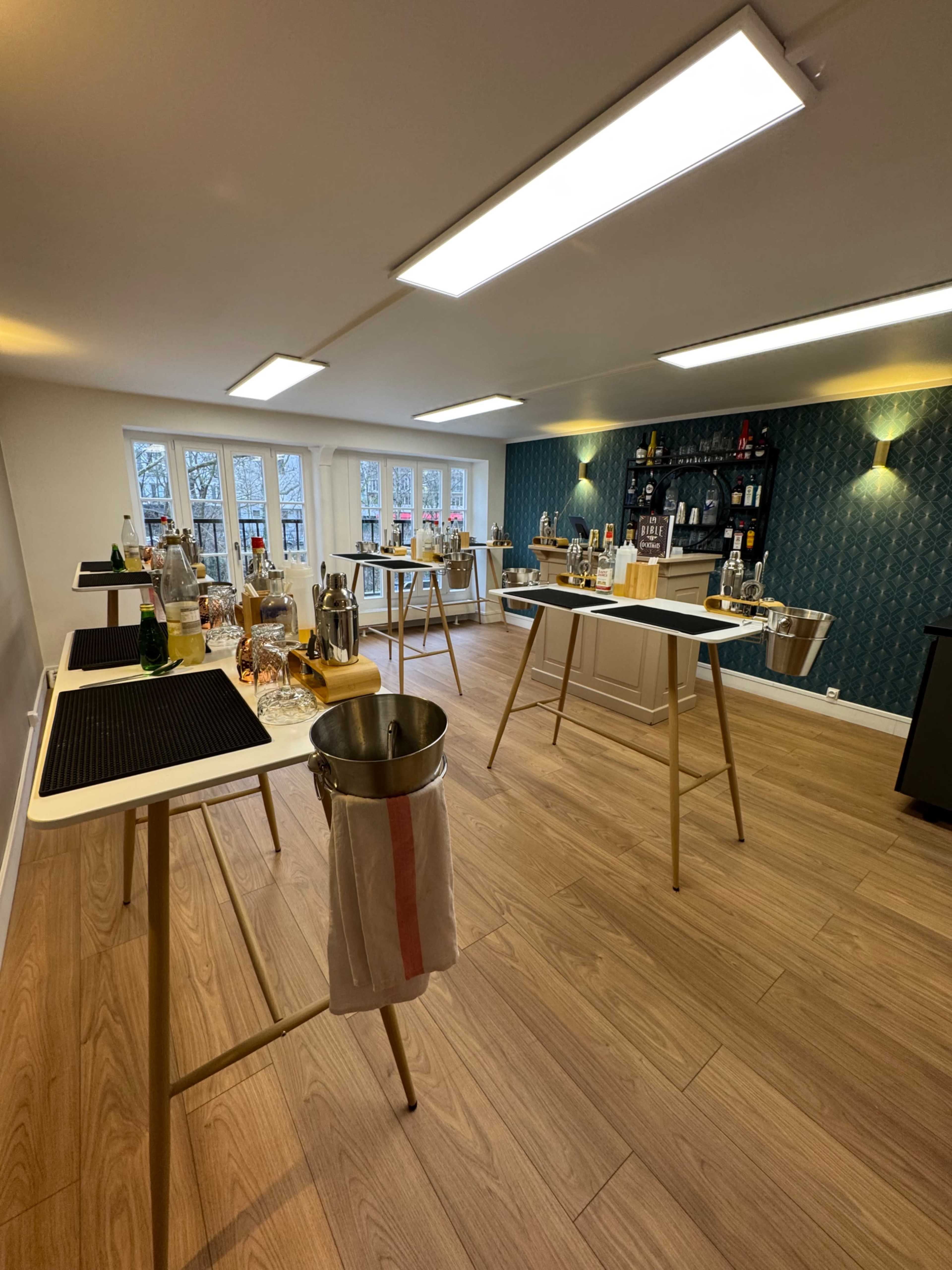 Salle d'ateliers cocktails en plein coeur de Paris. Moderne, Décoré, centre-ville. Image dans Batignolles, Paris, 