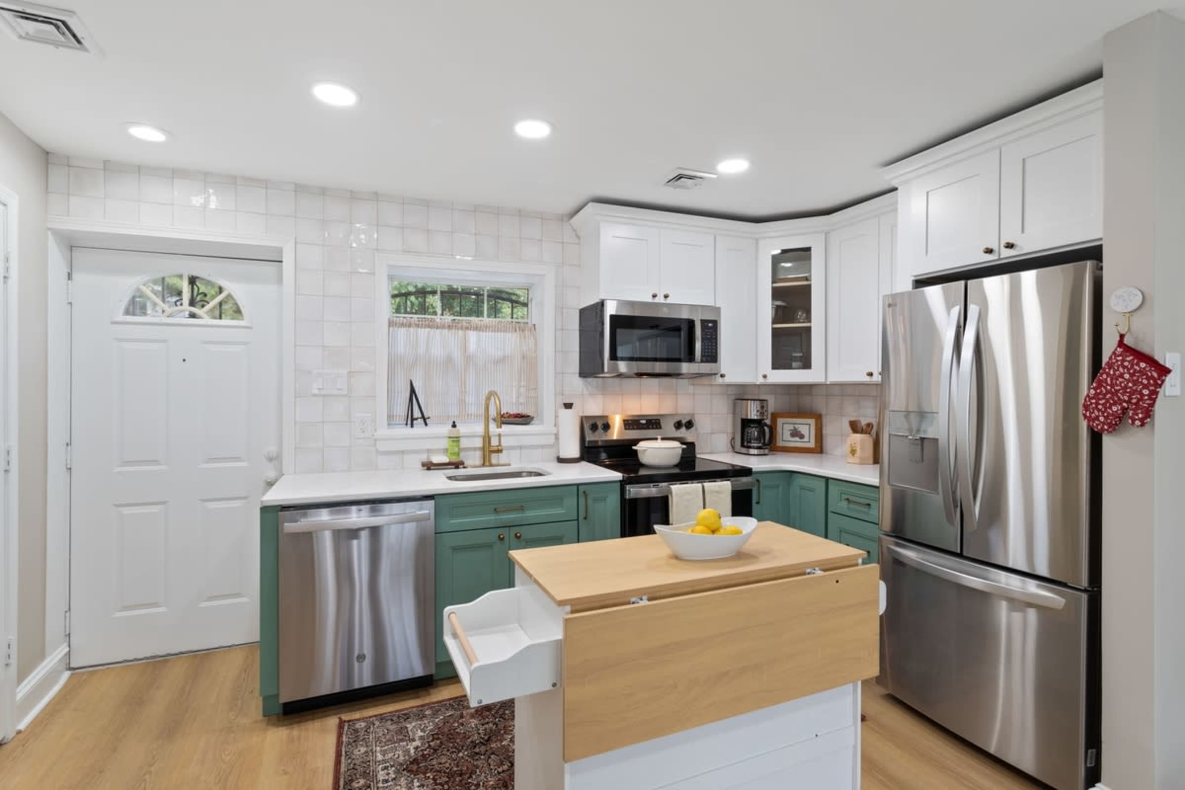 Minimalist Philly Cottage — Natural Light, Neutral Aesthetic & Courtyard Image in Queen Village, Philadelphia, PA