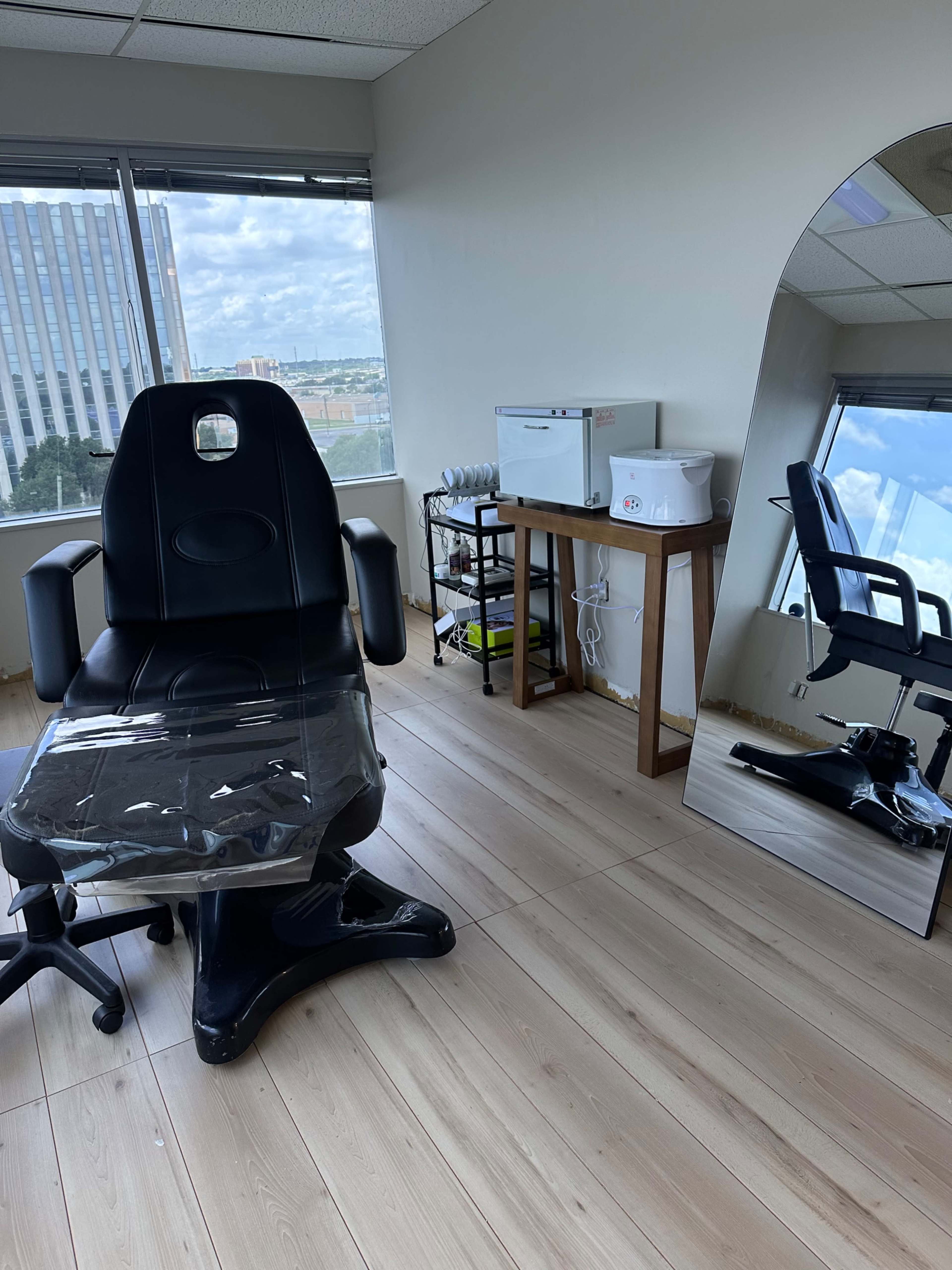 Close to downtown/ med spa/ yoga space with great lighting Image in Dallas, Dallas, TX