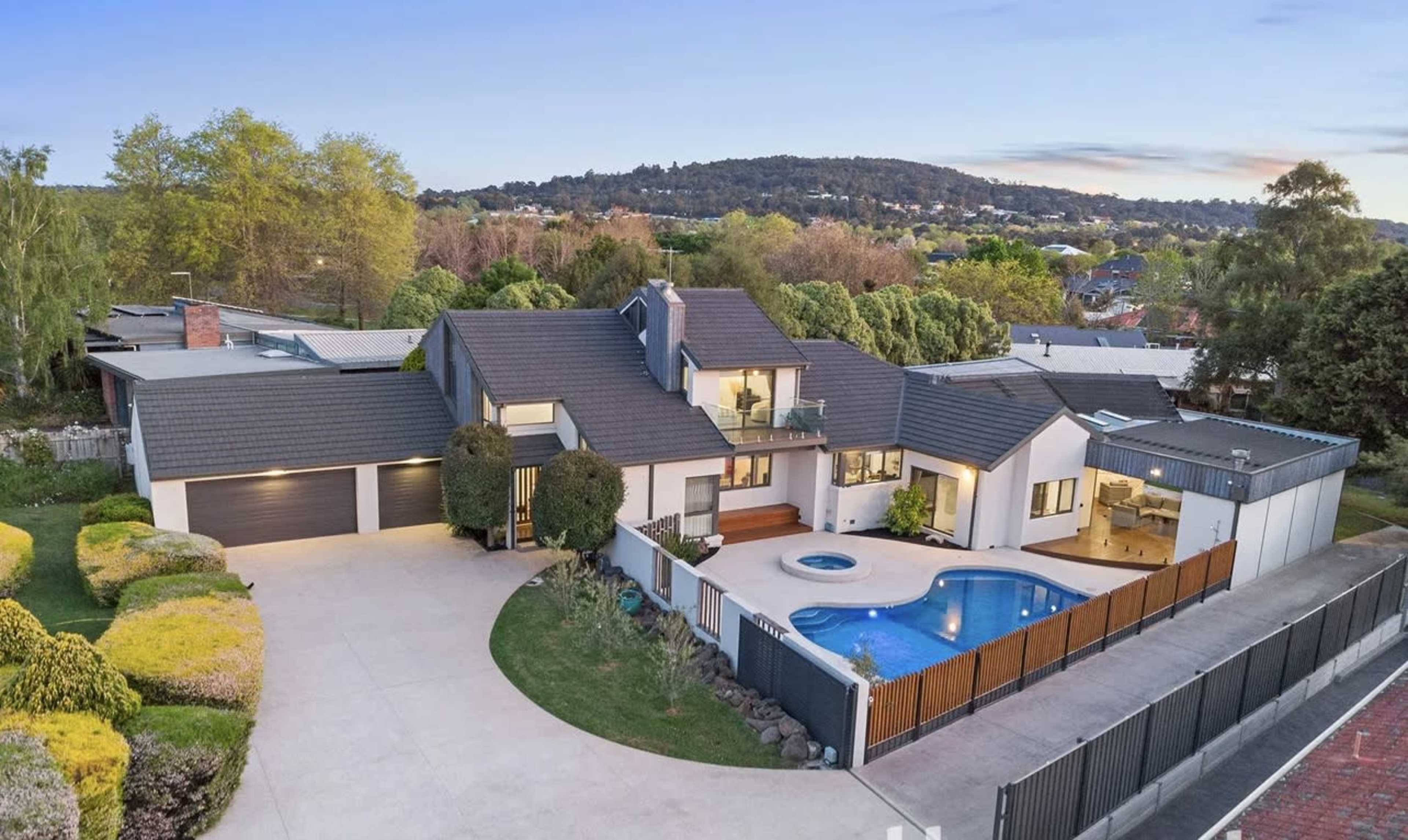 Beautiful spacious house Image in Rowville, Lysterfield, VIC