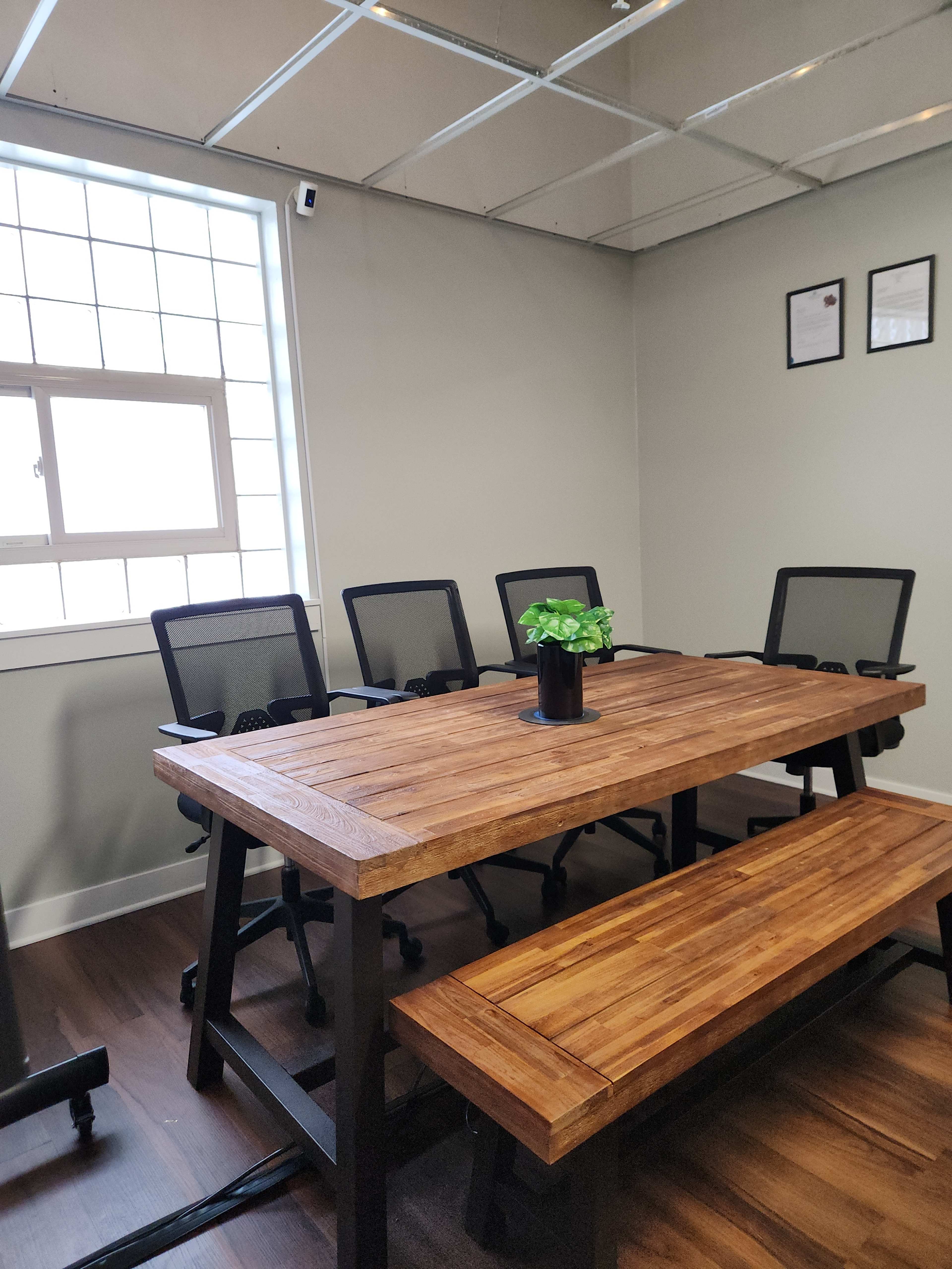 Conference Area @ Black Wall Virtual Office Suite (VOS) Image in Worth Township, Oak Lawn, IL