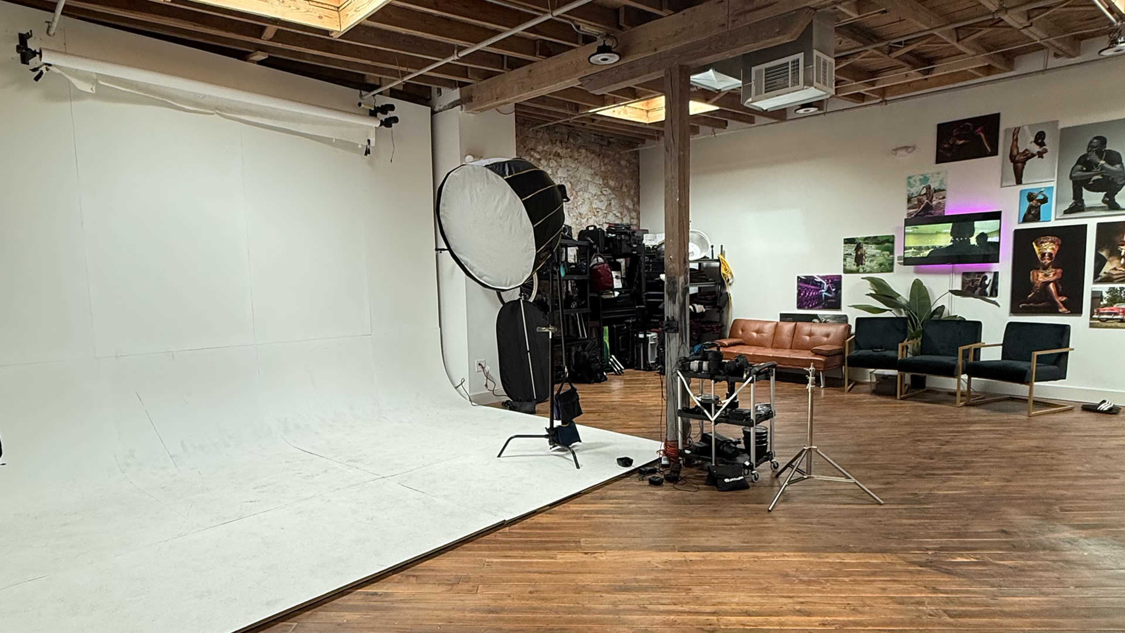 Downtown Natural Light Photo Studio with high ceilings Image in Pittsburgh, Atlanta, GA