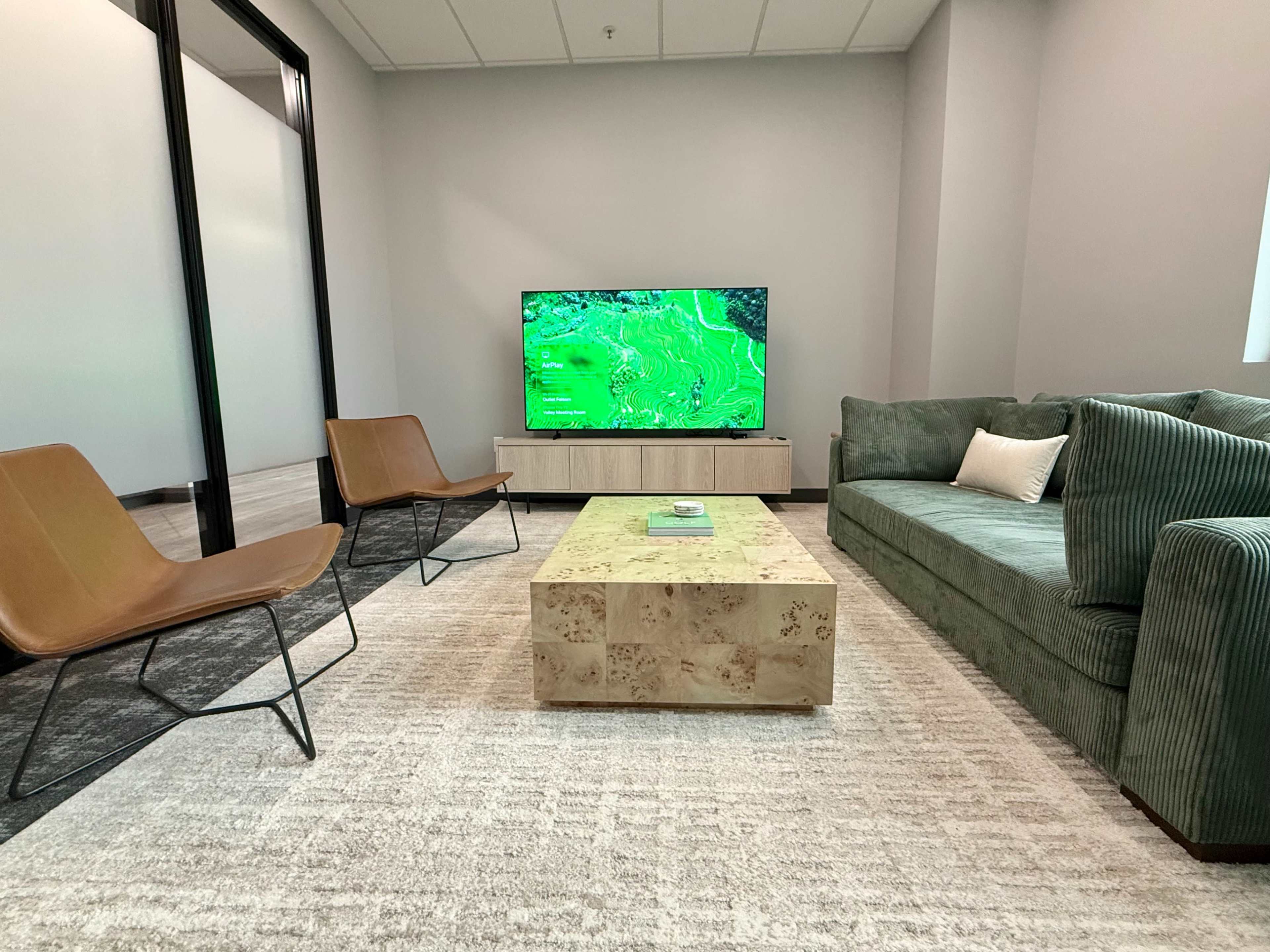 Private Lounge Meeting Room for Teams & Offsites Image in Folsom, Folsom, CA