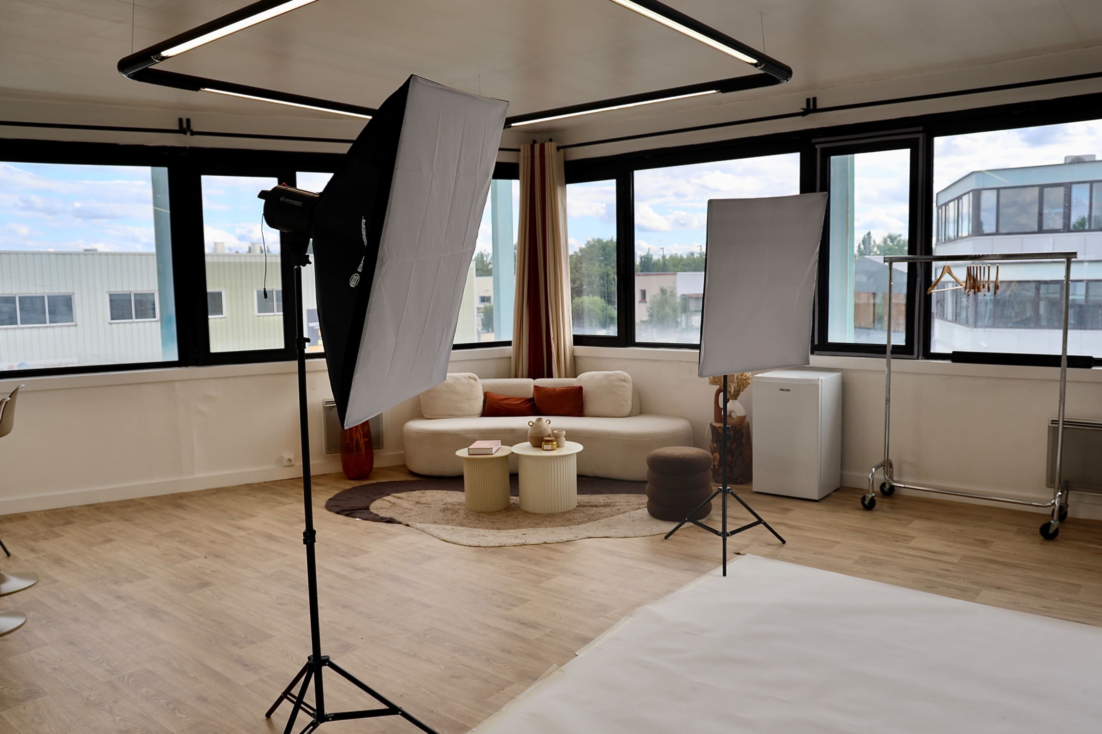 Yavatarz Studio – 26 m² esthétique lumineux, fonds photo, cabine beauté & essayage Image in , Carrières sur Seine, 