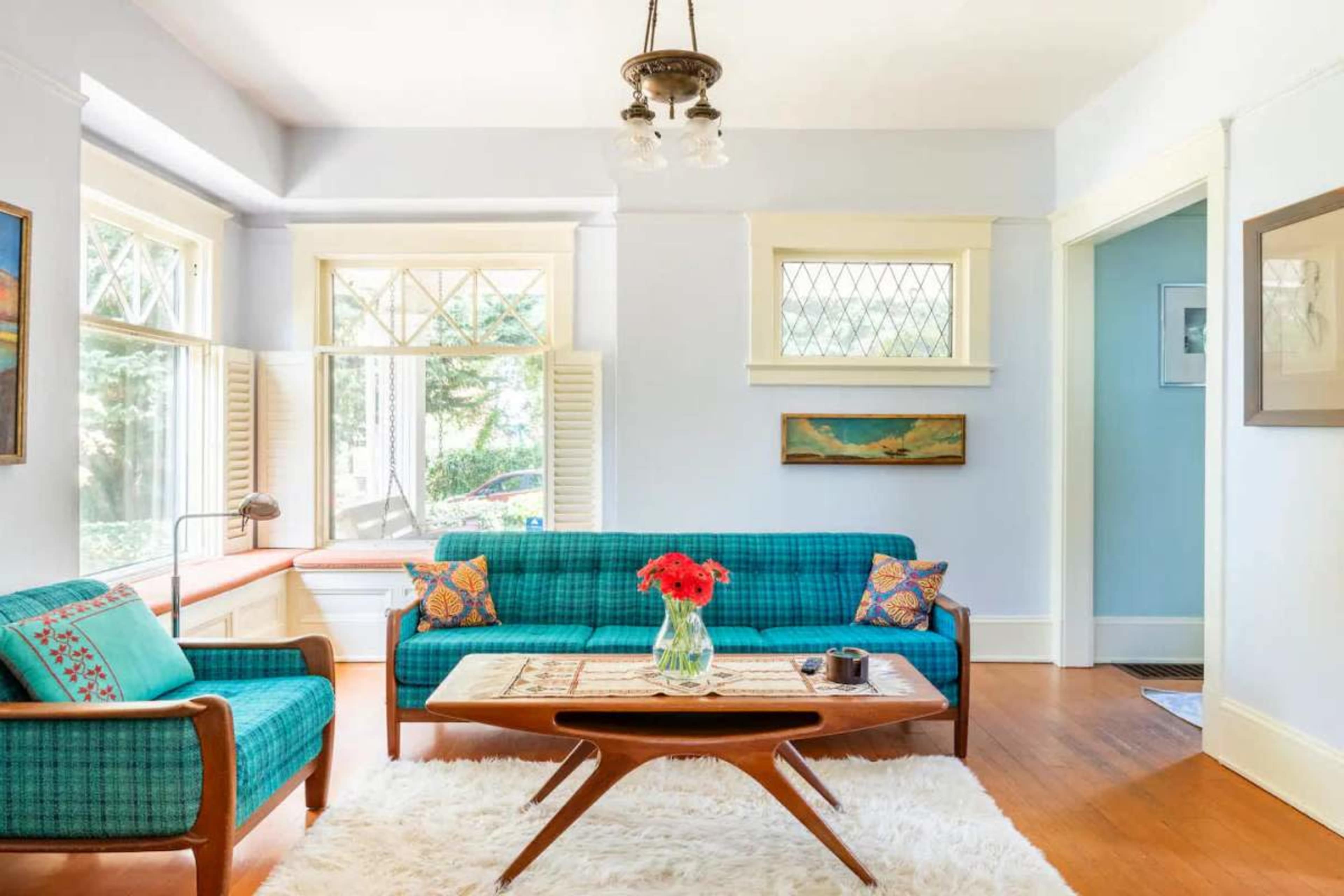 Mint Julep 1906 Southern Style Plantation Home with sprawling front porch, side & backyard Image in Northlake, Seattle, WA