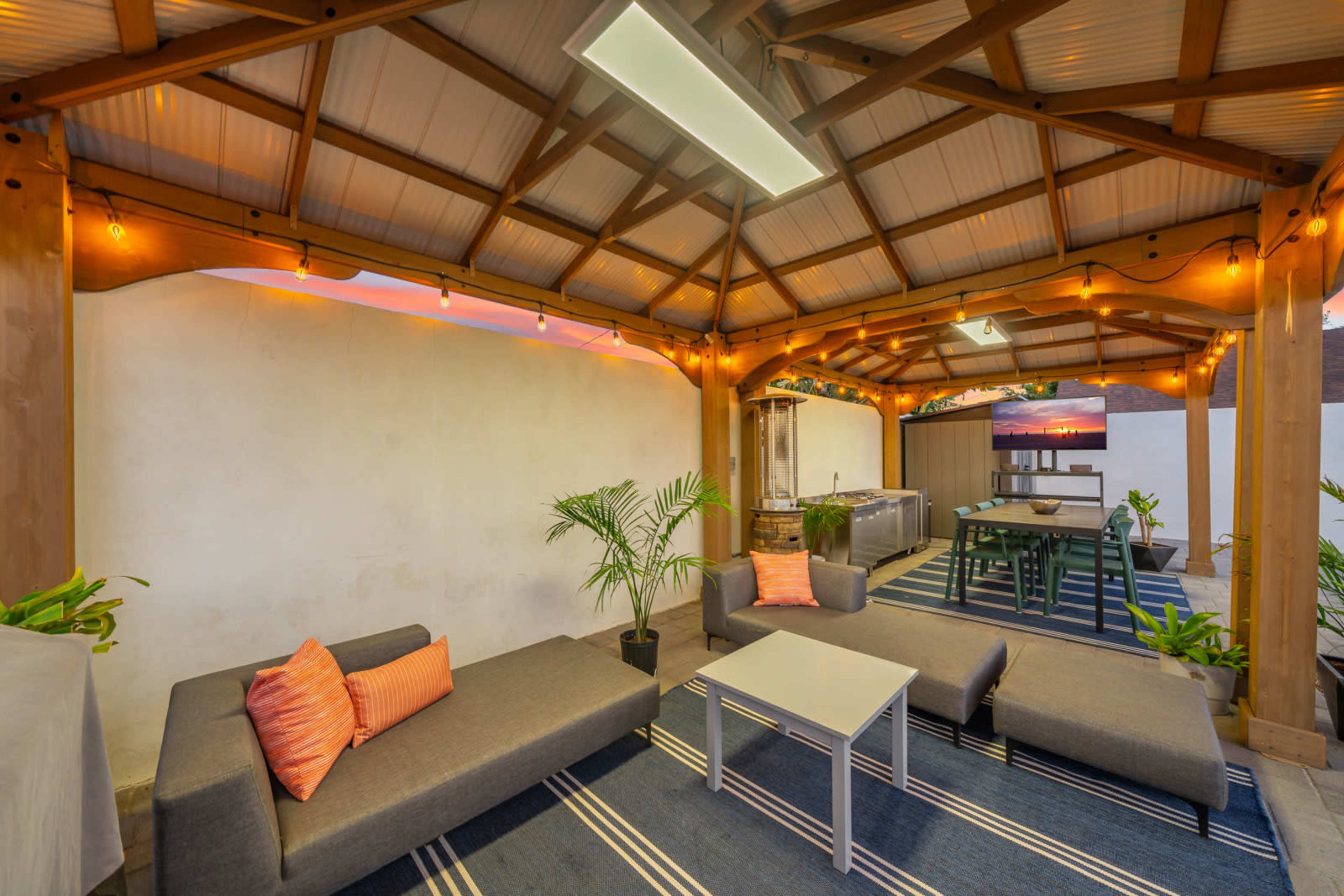 Chic Contemporary Home with Pool, BBQ,  and Outdoor Entertaining Areas Image in Valley Glen, Valley Glen, CA