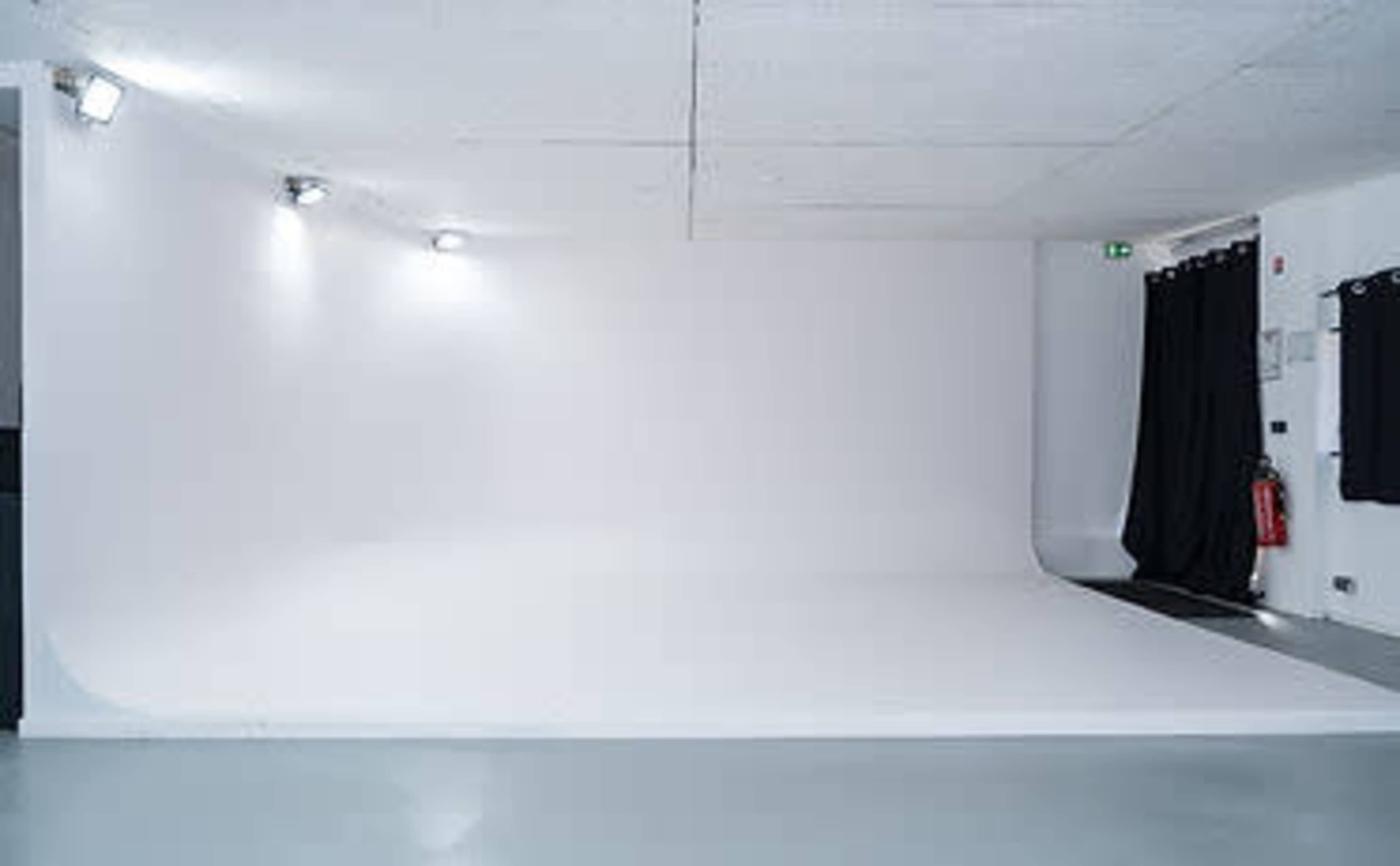 Studio Photo Vidéo Cyclorama attractif aux portes de Paris Image dans , la courneuve, 