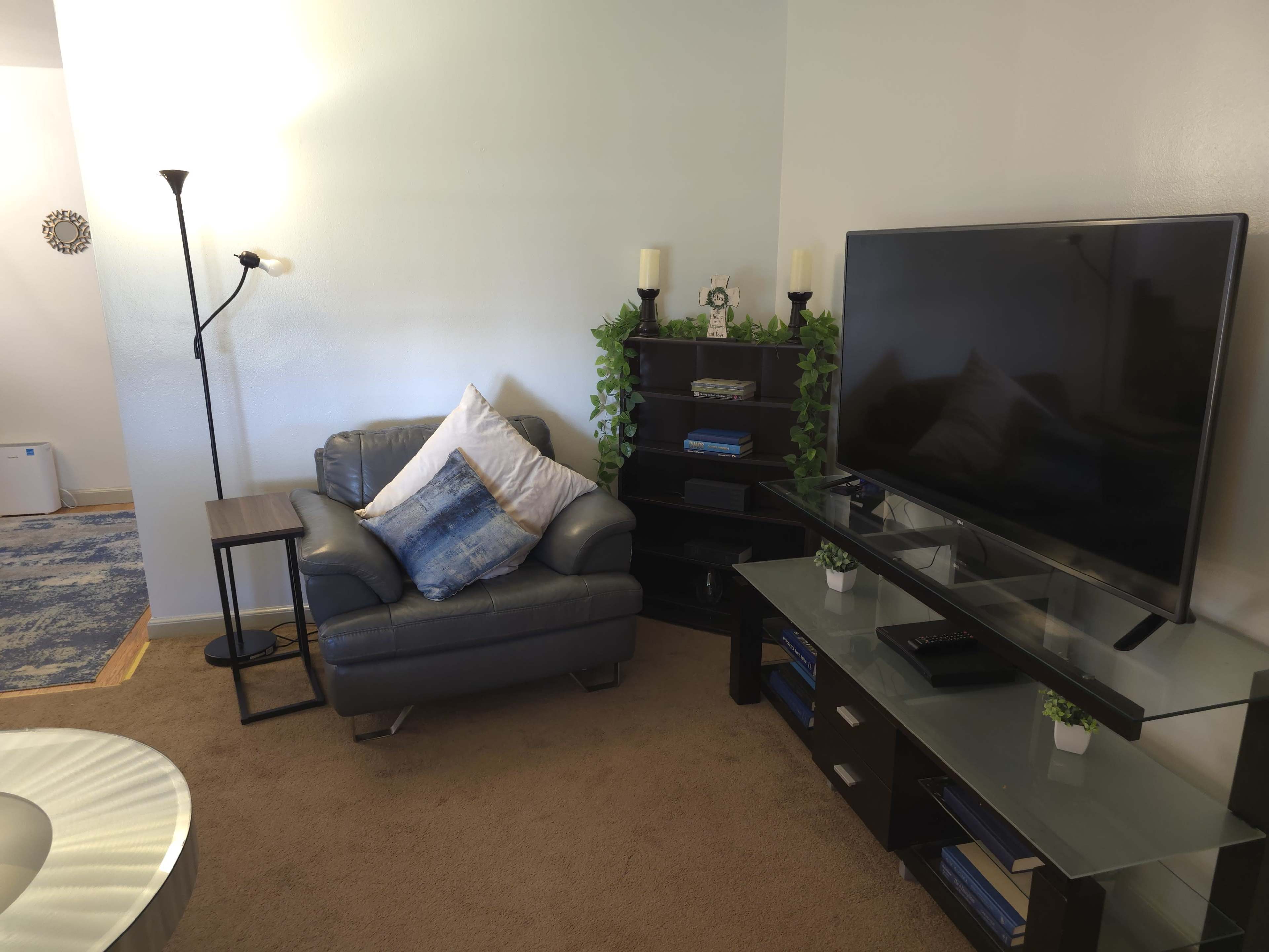 Upscale Queen Bedroom/Full Office Apartment Image in Grasslyn Manor, Milwaukee, WI