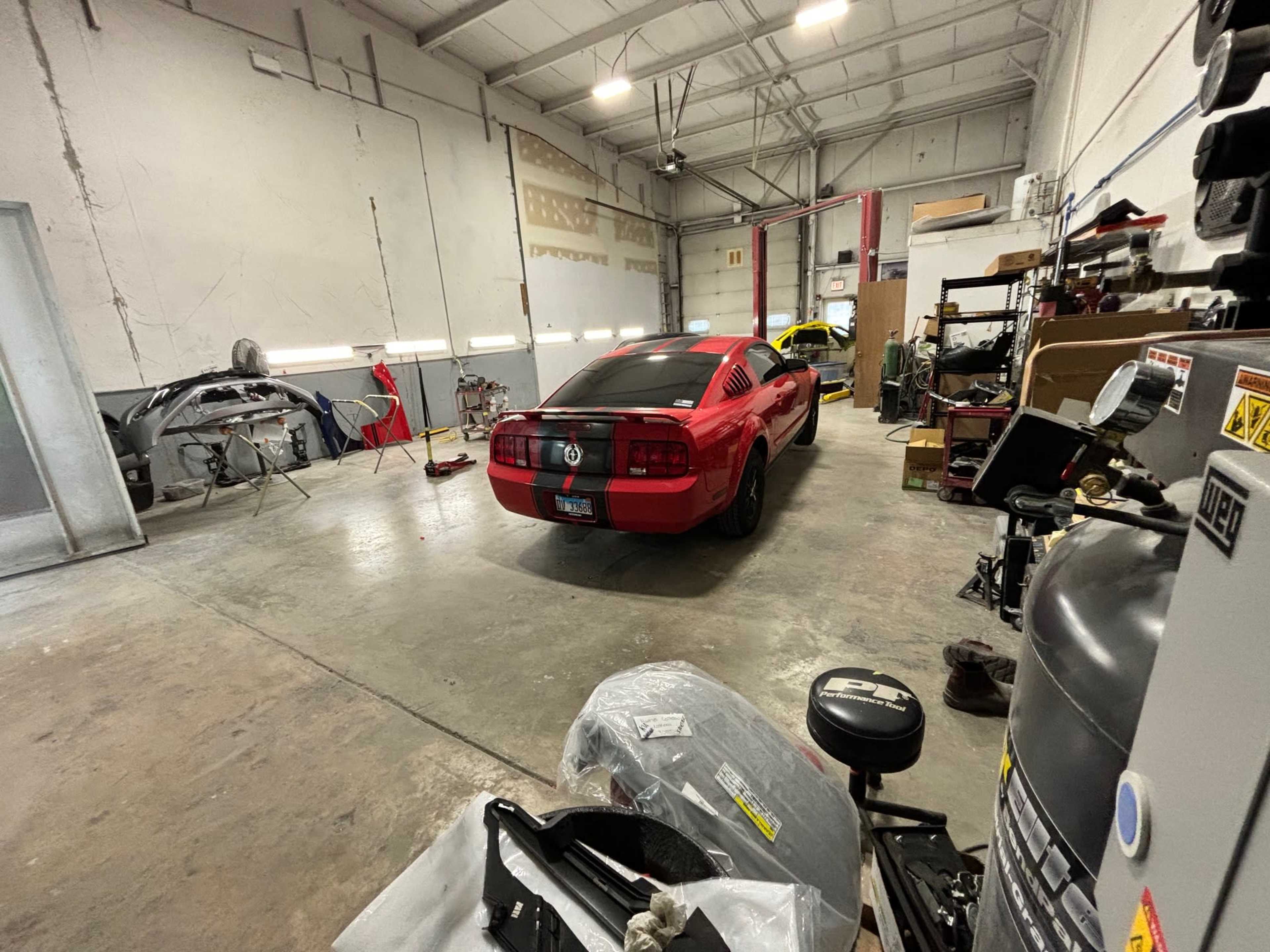 Clean Auto Shop with Full Size Office Image in Frankfort Township, Mokena, IL