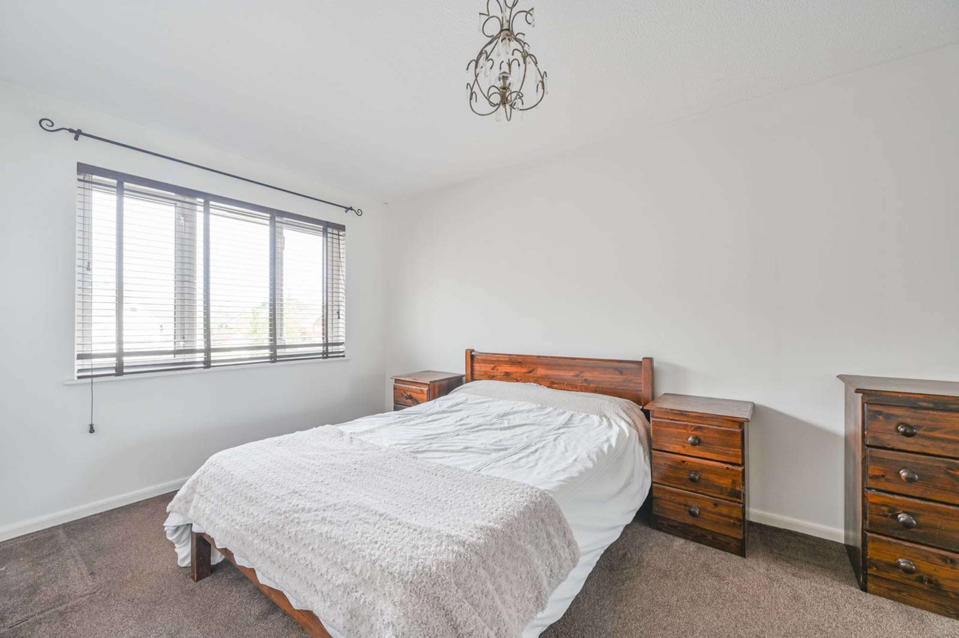 Modern 2 Bed / 2 Bath flat in leafy suburb Image in Pinner, London, ENG