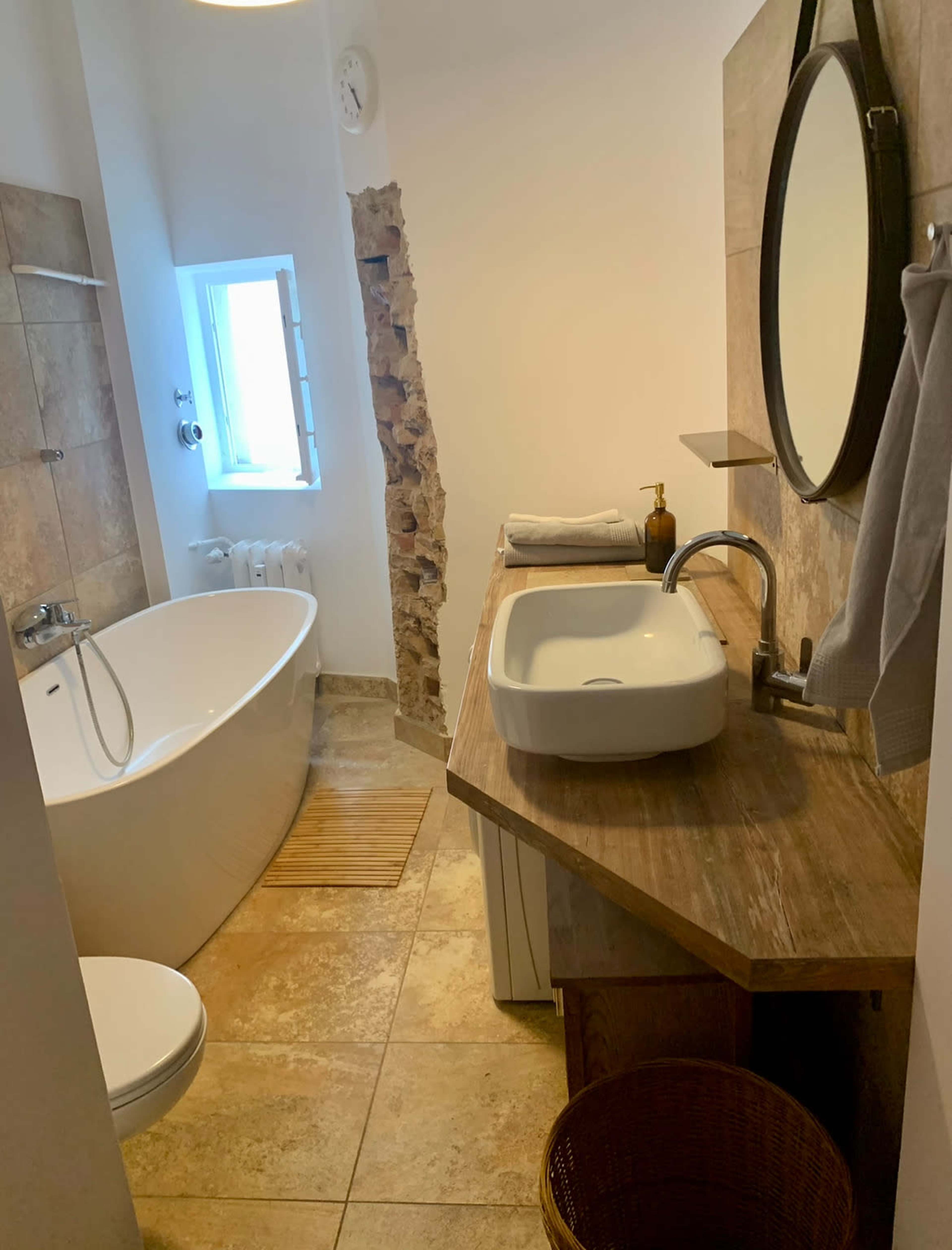 2-Room Flat near Kudamm & Schaubühne | Antique Touch & Modern Comfort Image in Charlottenburg, Berlin