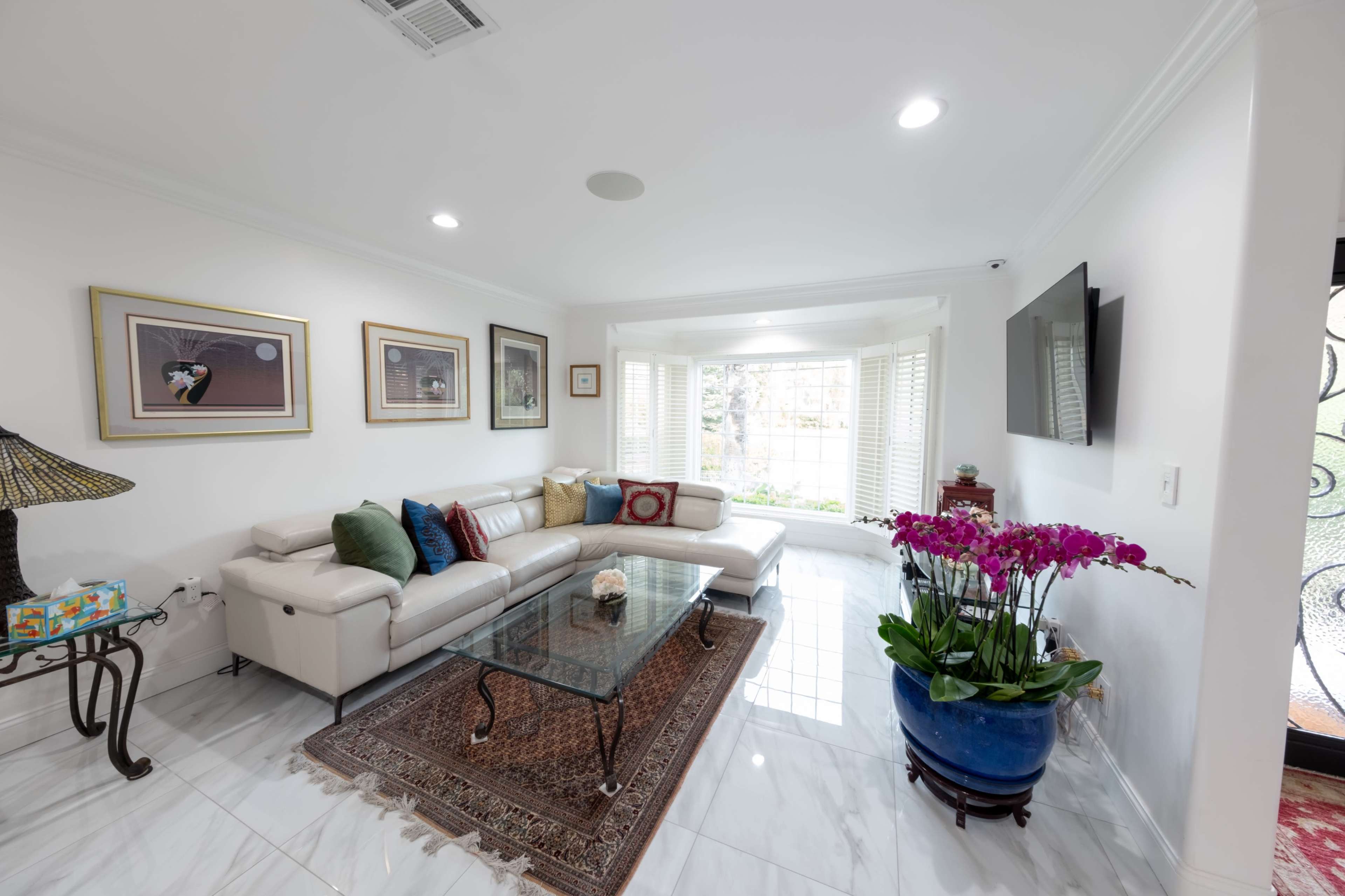 Modern White House tranquil retreat Image in Woodland Hills, WOODLAND HILLS, CA
