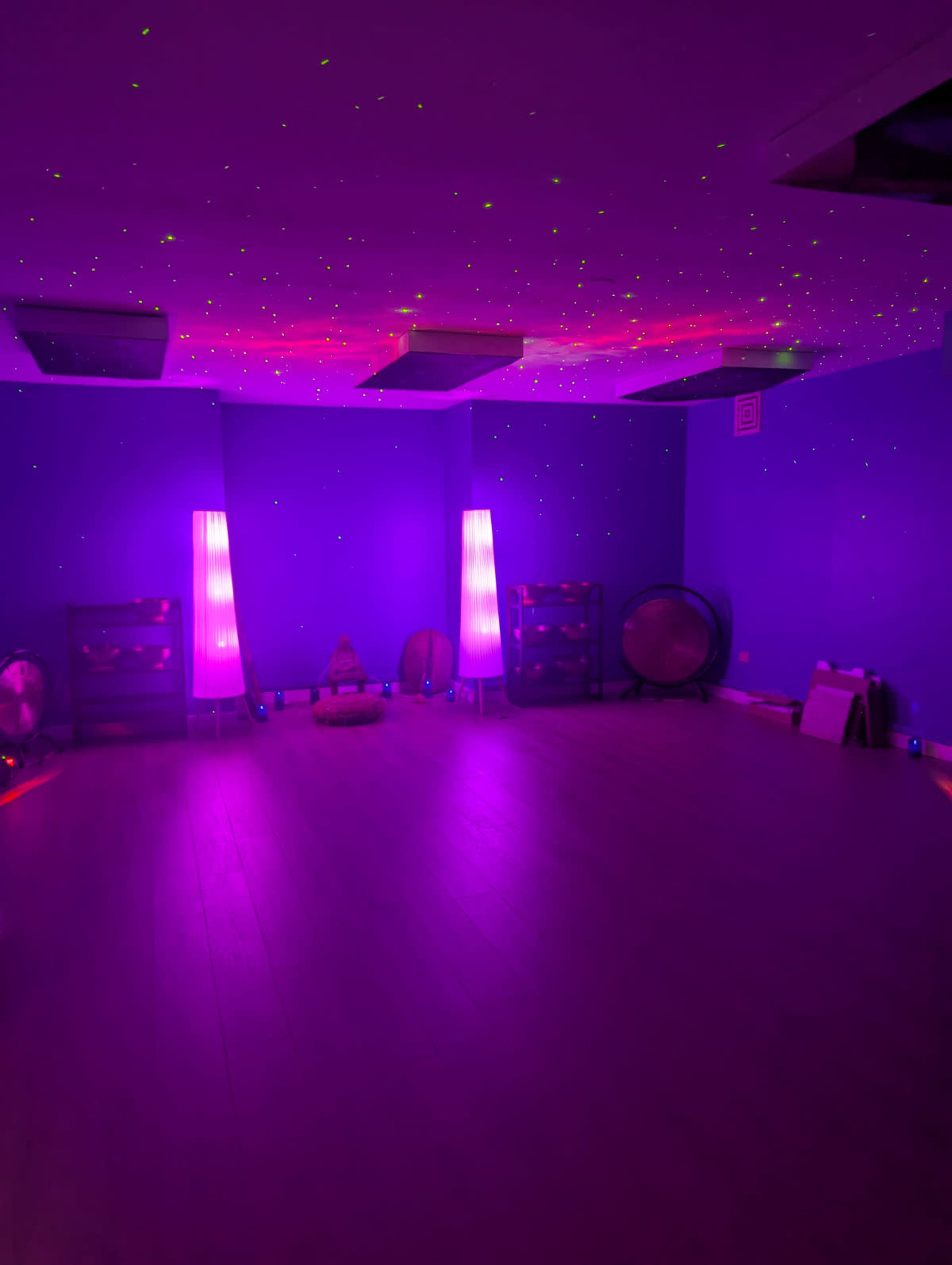 The room features purple walls with two illuminated lamps and a starry light effect on the ceiling.
