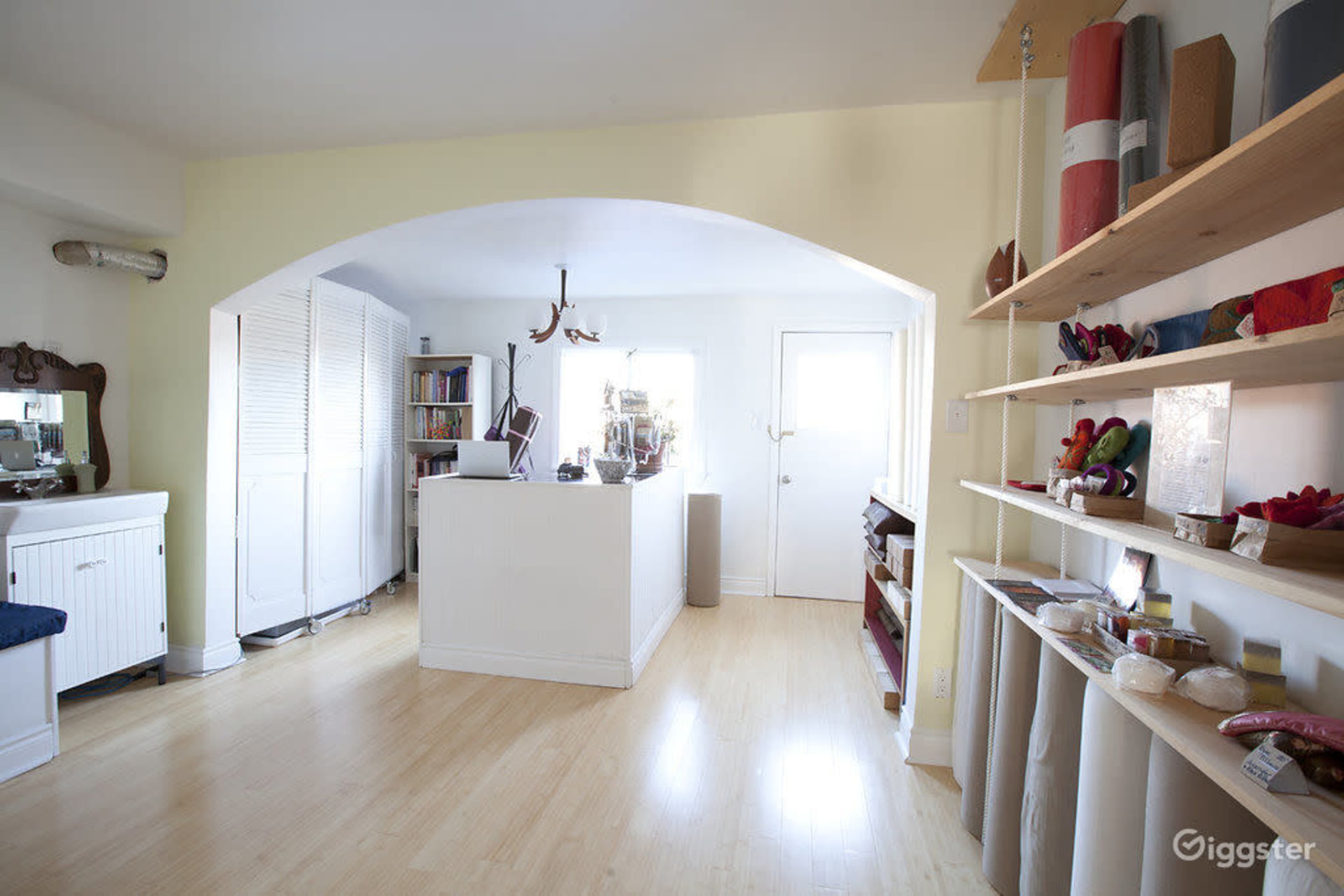 Bright Intimate Studio Space For Rent Image in Dovercourt Village, Toroto, ON