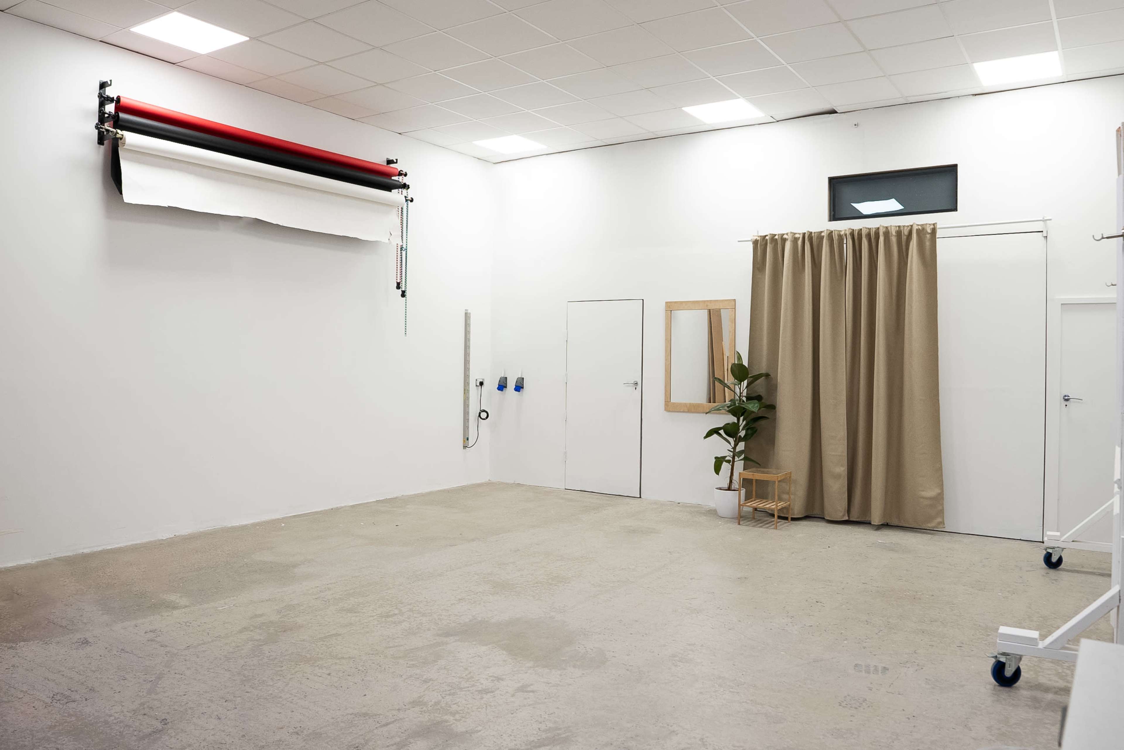 Photo Studio in Bristol, A versatile space includes multiple shooting areas, movable furniture, a range of backdrops, and Colorama options Image in Bishopston, Bristol, ENG
