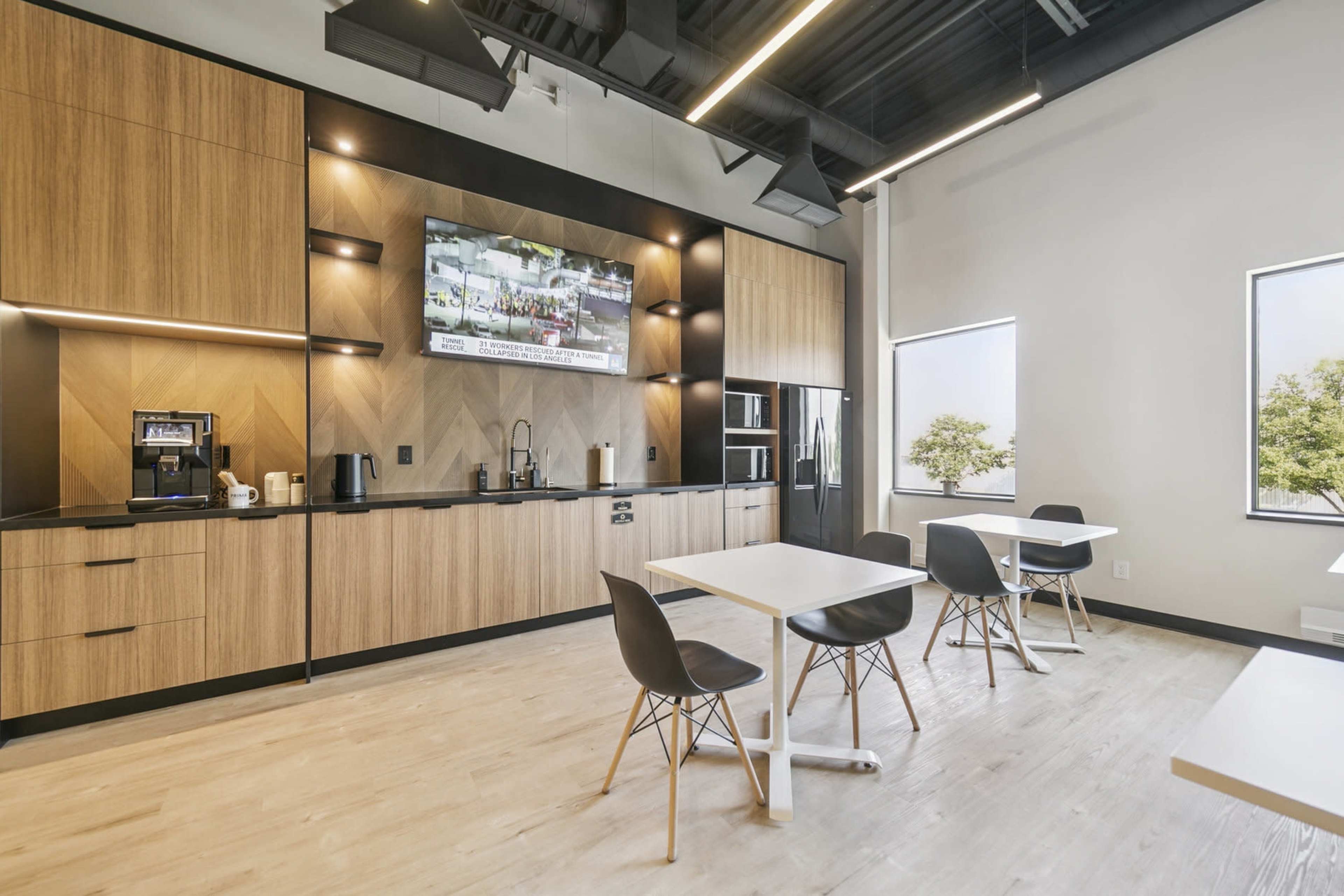 4-Person Lounge Room for Meetings in the Heart of Mississauga Image in Mississauga, Mississauga, ON