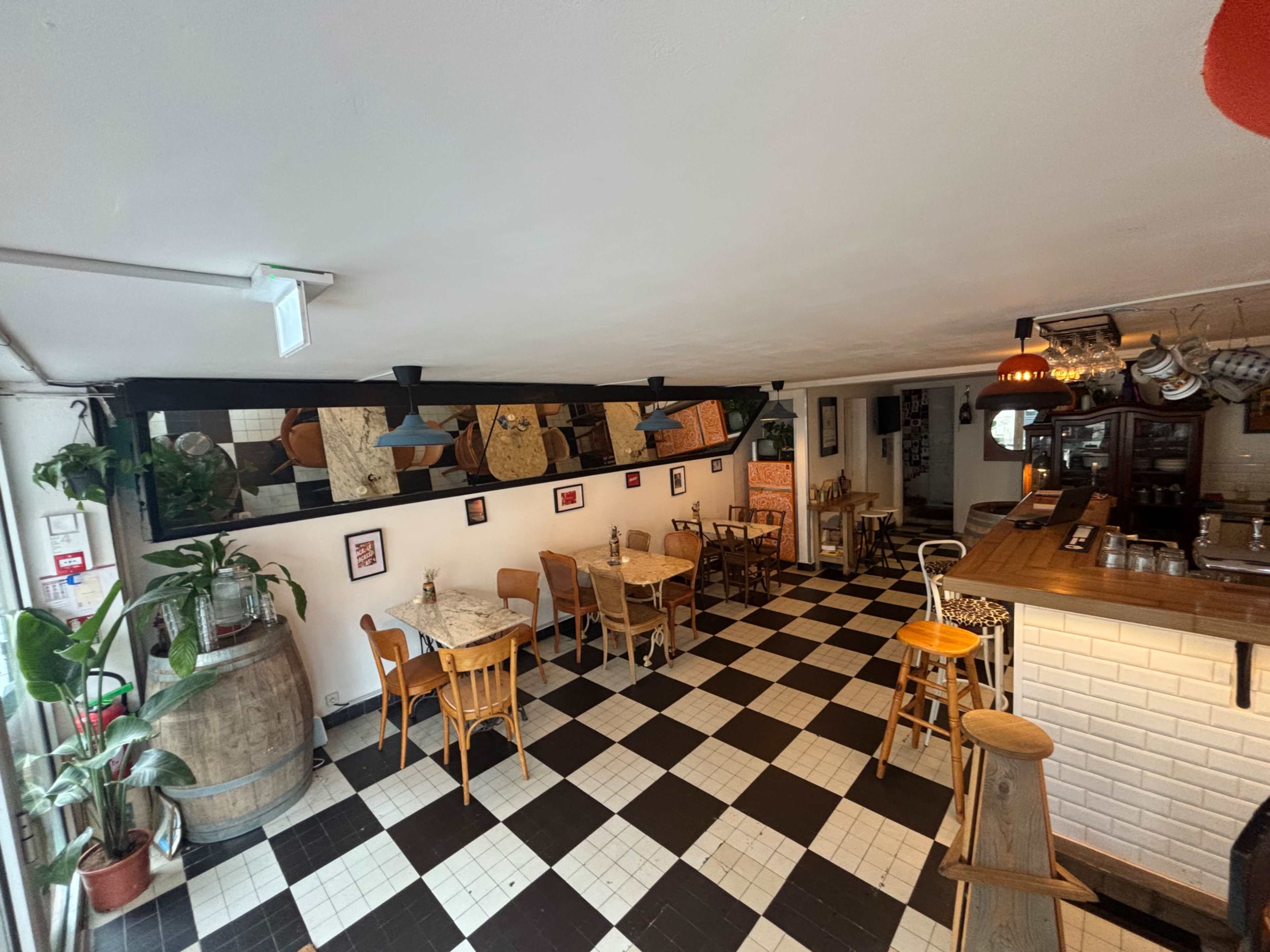 Bar de quartier, cave à manger, microbrasserie et espace d'exposition Image in , Talence