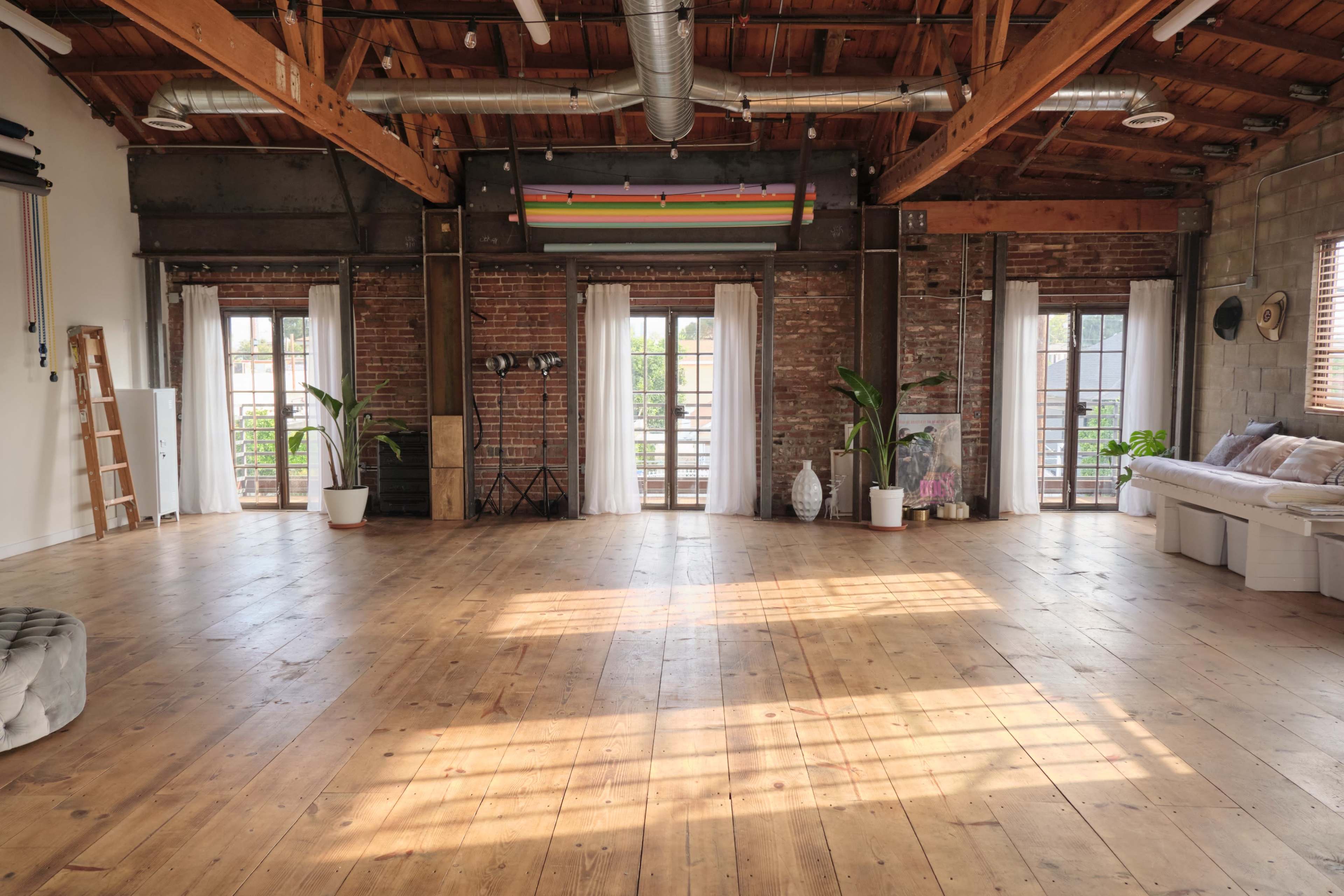 "Charming Open-Concept Loft with Warm Light and Endless Character". Perfect for Creative Days and Special Moments" Image in South Los Angeles, Los Angeles, CA