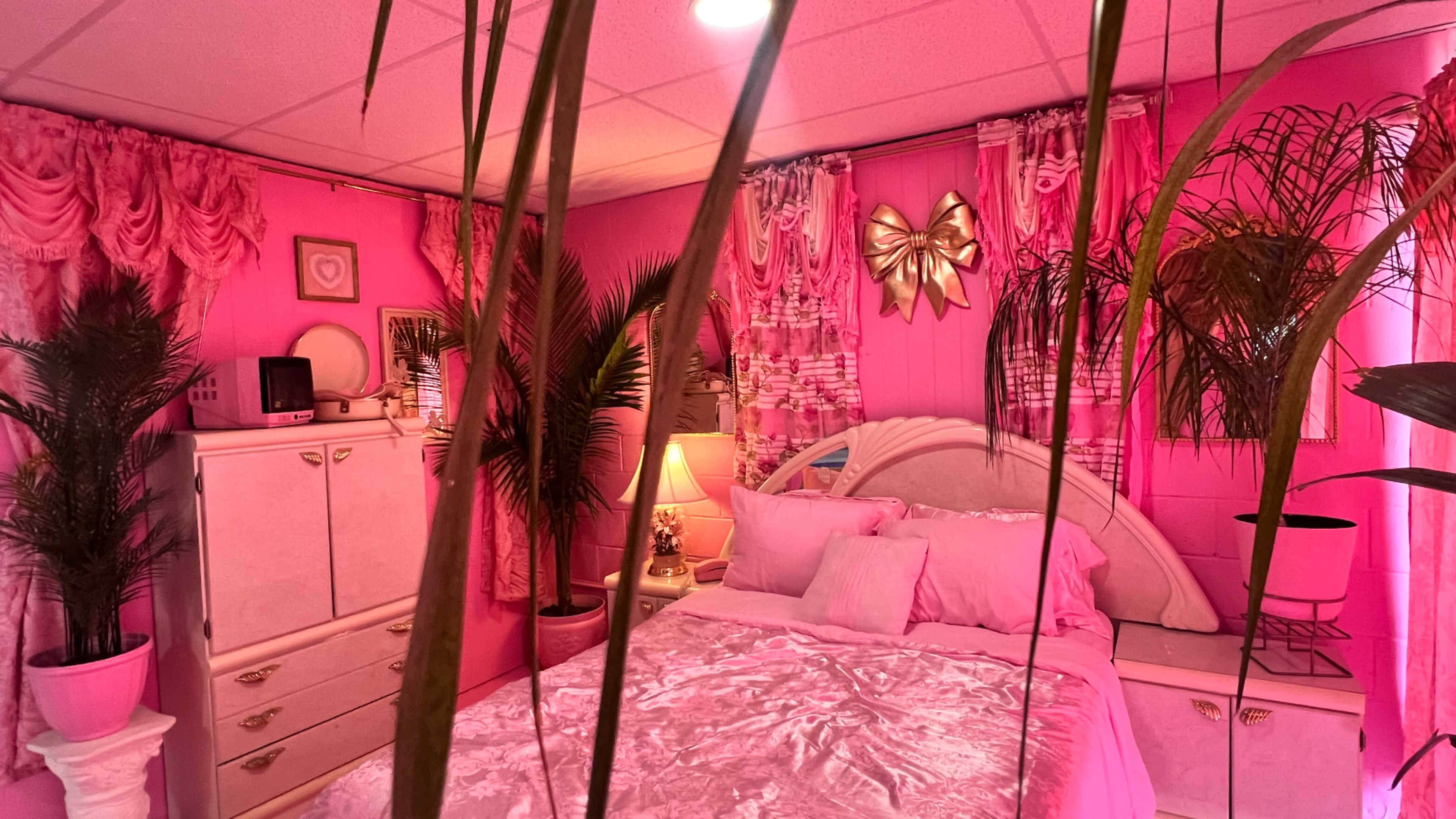 Vintage Content Studio w/ Multiple Retro Sets | 80s, Eclectic & Bold Backdrops Image in Highland Hills, Mesquite, TX