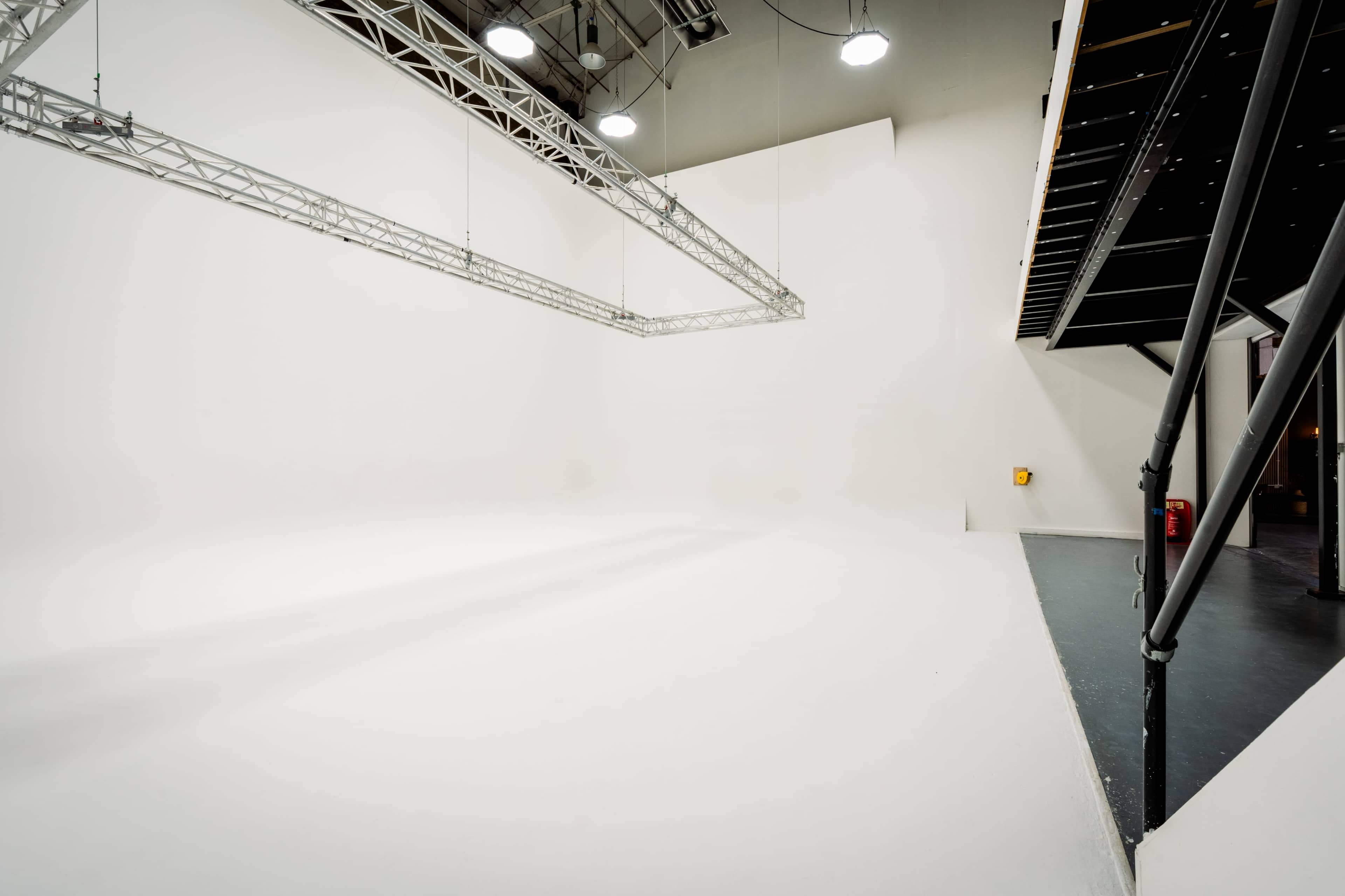 Large White Infinity Cove Studio | Greenwich Image in Greenwich Peninsula, London, ENG