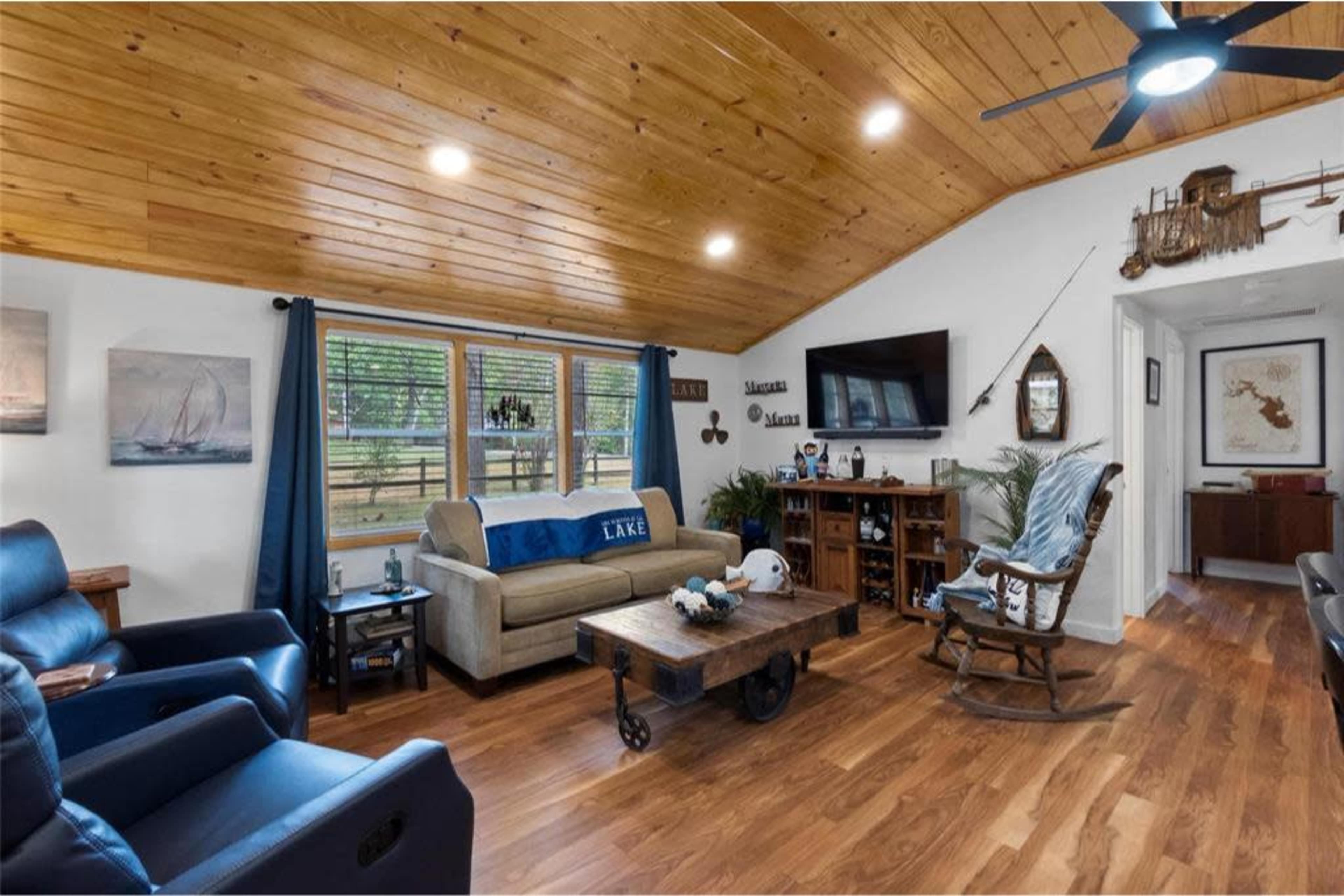 Lake Livingston Retreat + Firepit/Game Room Image in , Livingston, TX