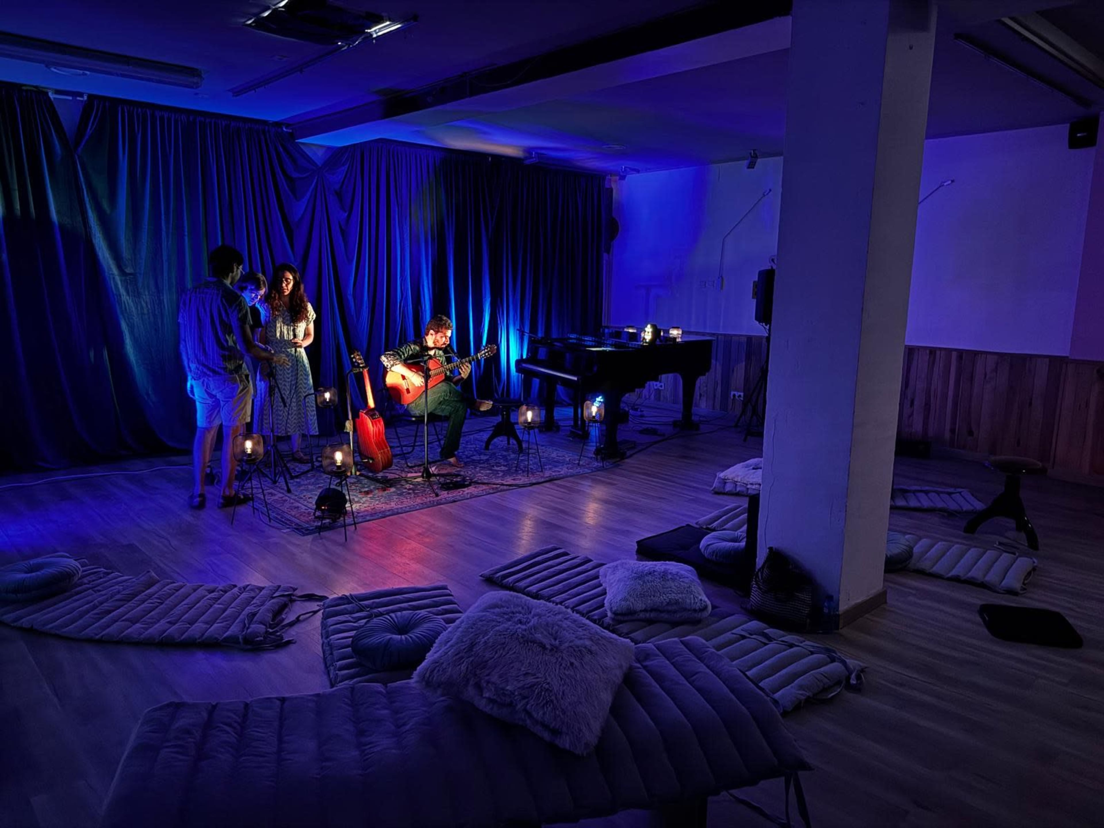 Adaptable Ground-Floor Studio with Mirrors and Parquet Image in Vila de Gràcia, Gràcia, Barcelona, B