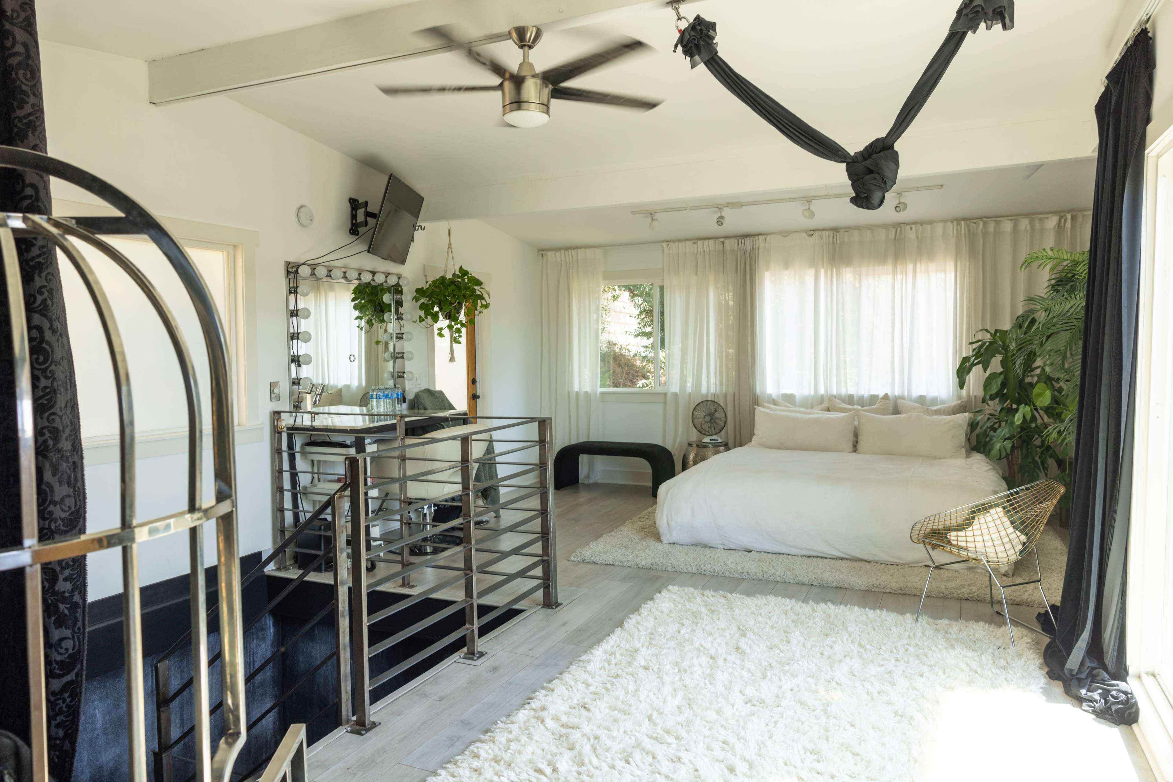 Outdoor/Indoor Hillside Oasis Bright and Beautiful Daylight Studio Image in Northeast Los Angeles, Los angeles, CA