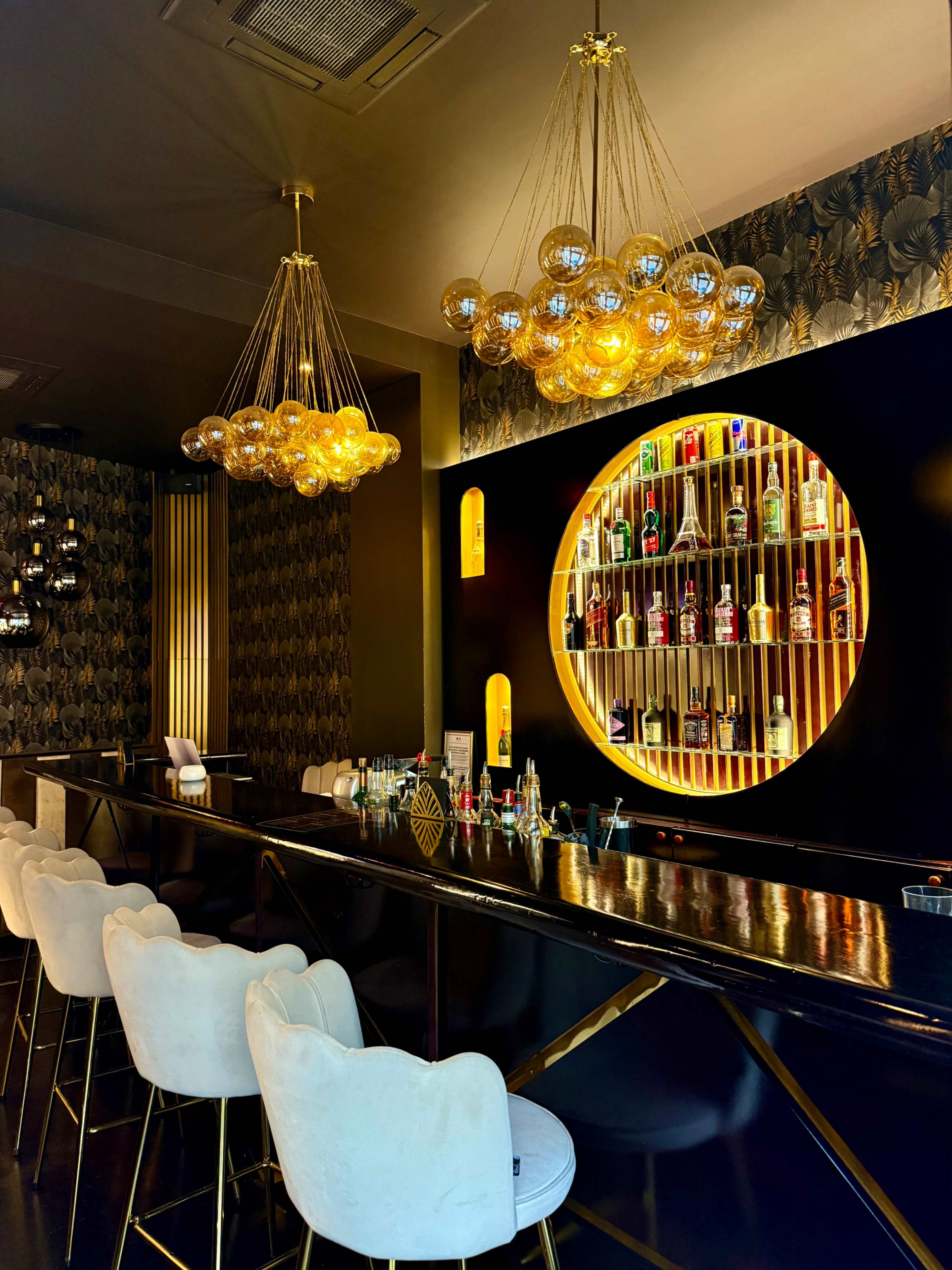 Bar à proximité des Champs Elysées Image in Ternes, Paris