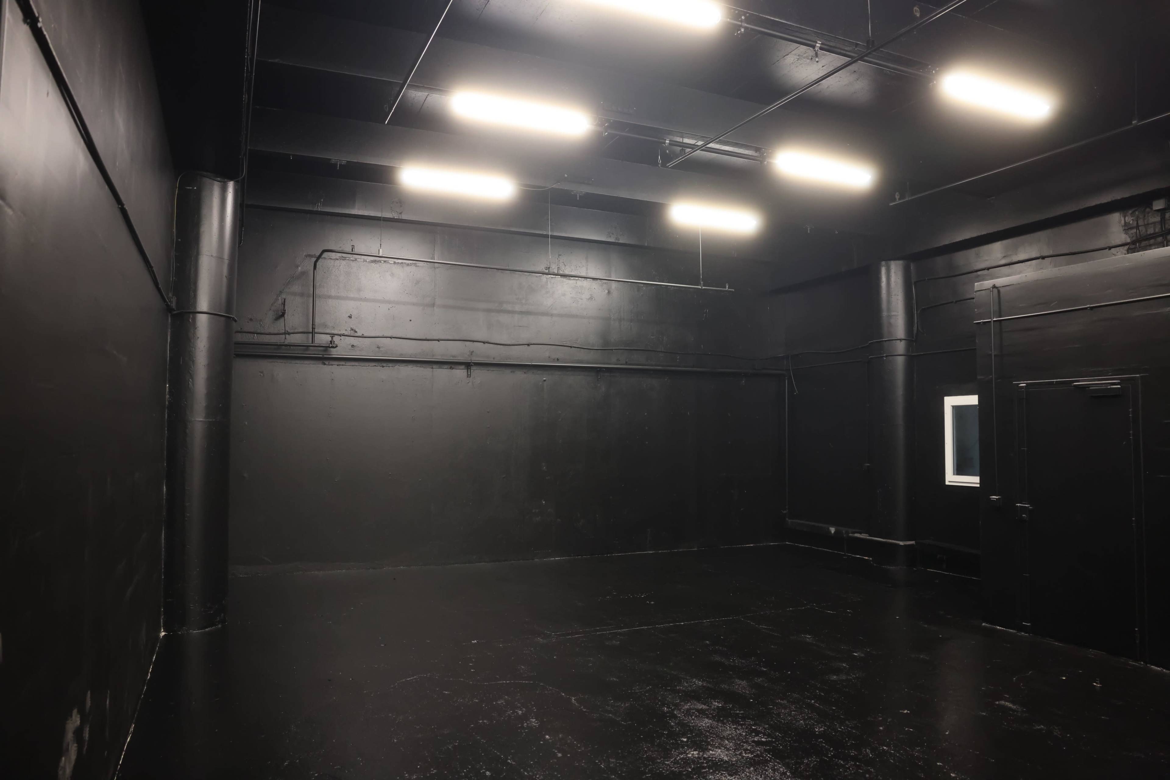 STUDIO PHOTO FOND NOIR DE 100 m2 Image in , Bagnolet