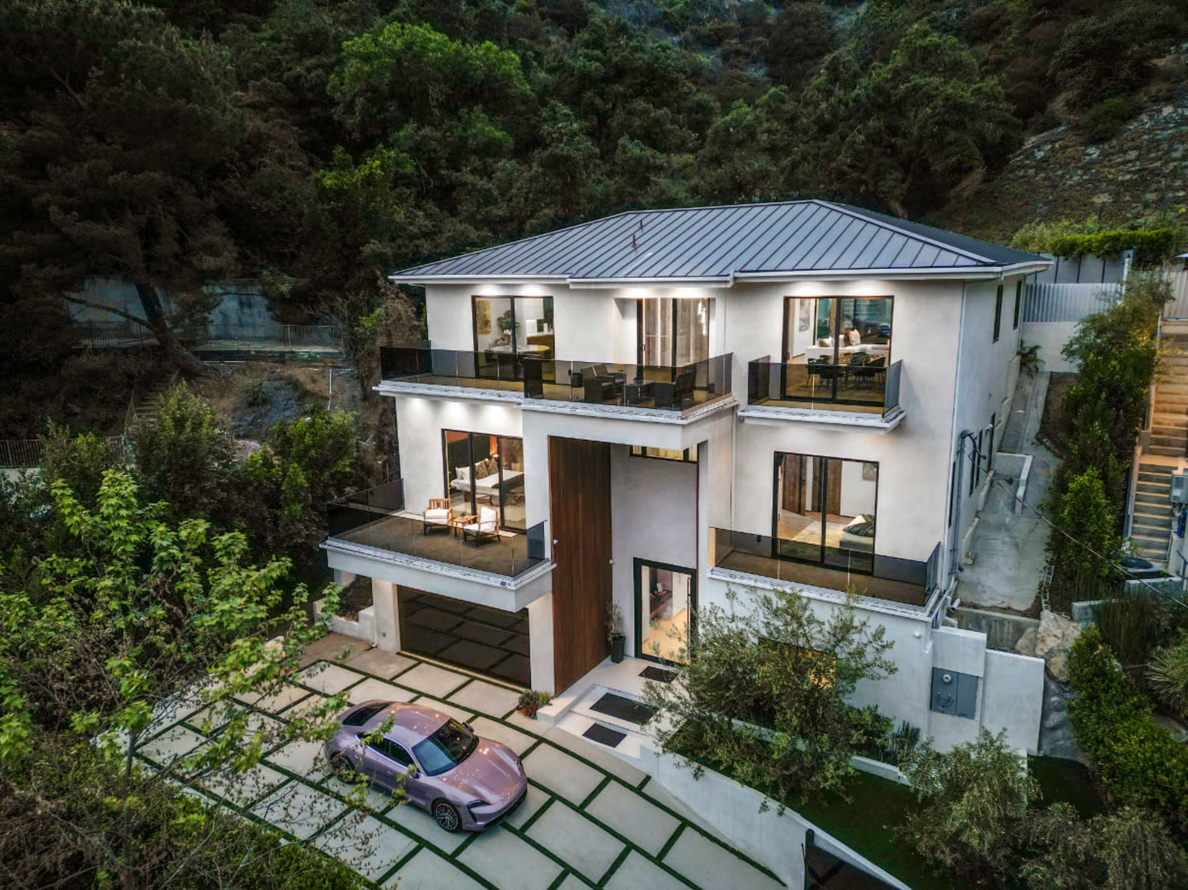 CONTEMPORARY VILLA WITH RESORT-STYLE GROUNDS Image in Central LA, Los Angeles, CA