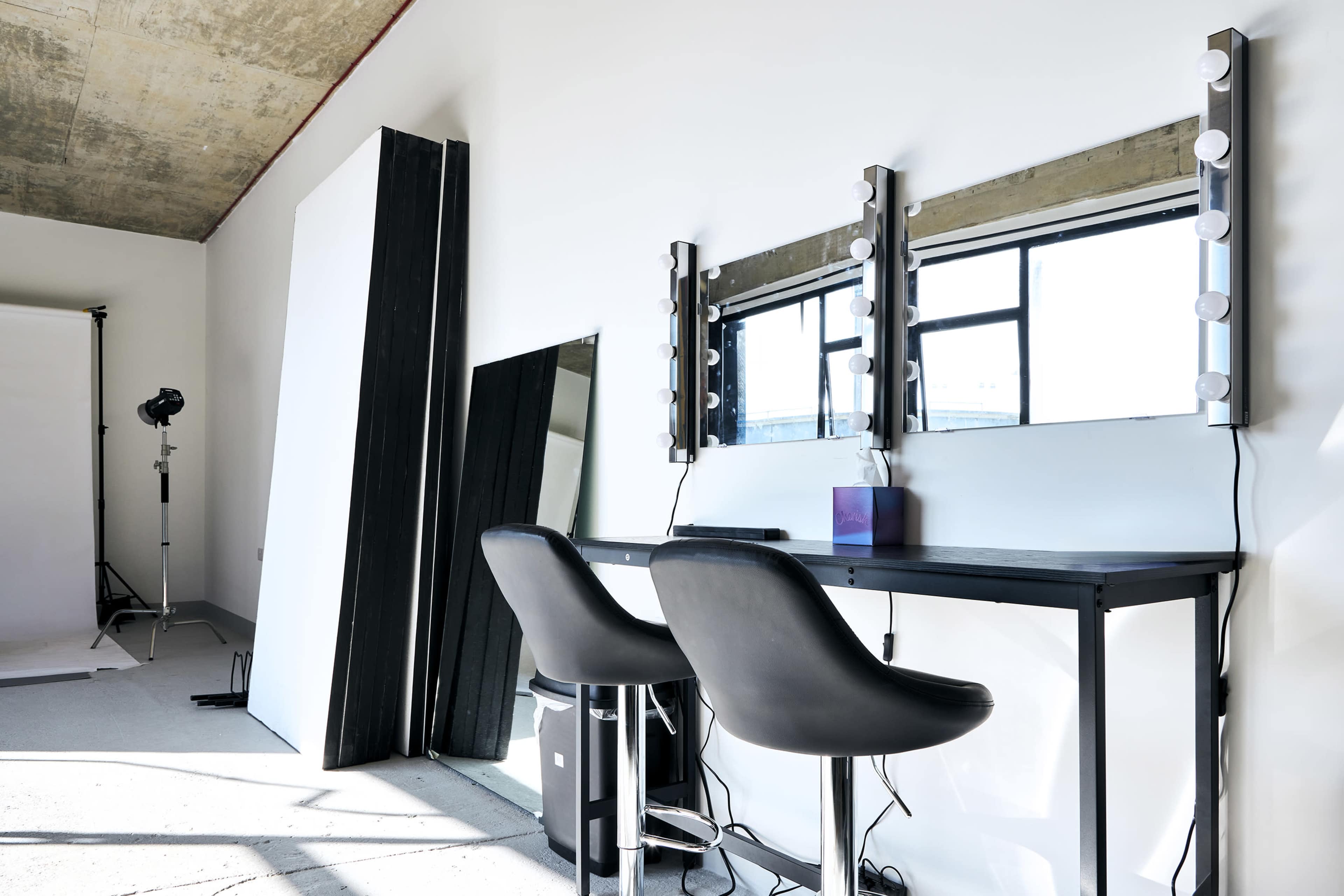 Versatile Studio E16 – Natural Light & Blackout Curtains Image in Royal Docks, London, ENG