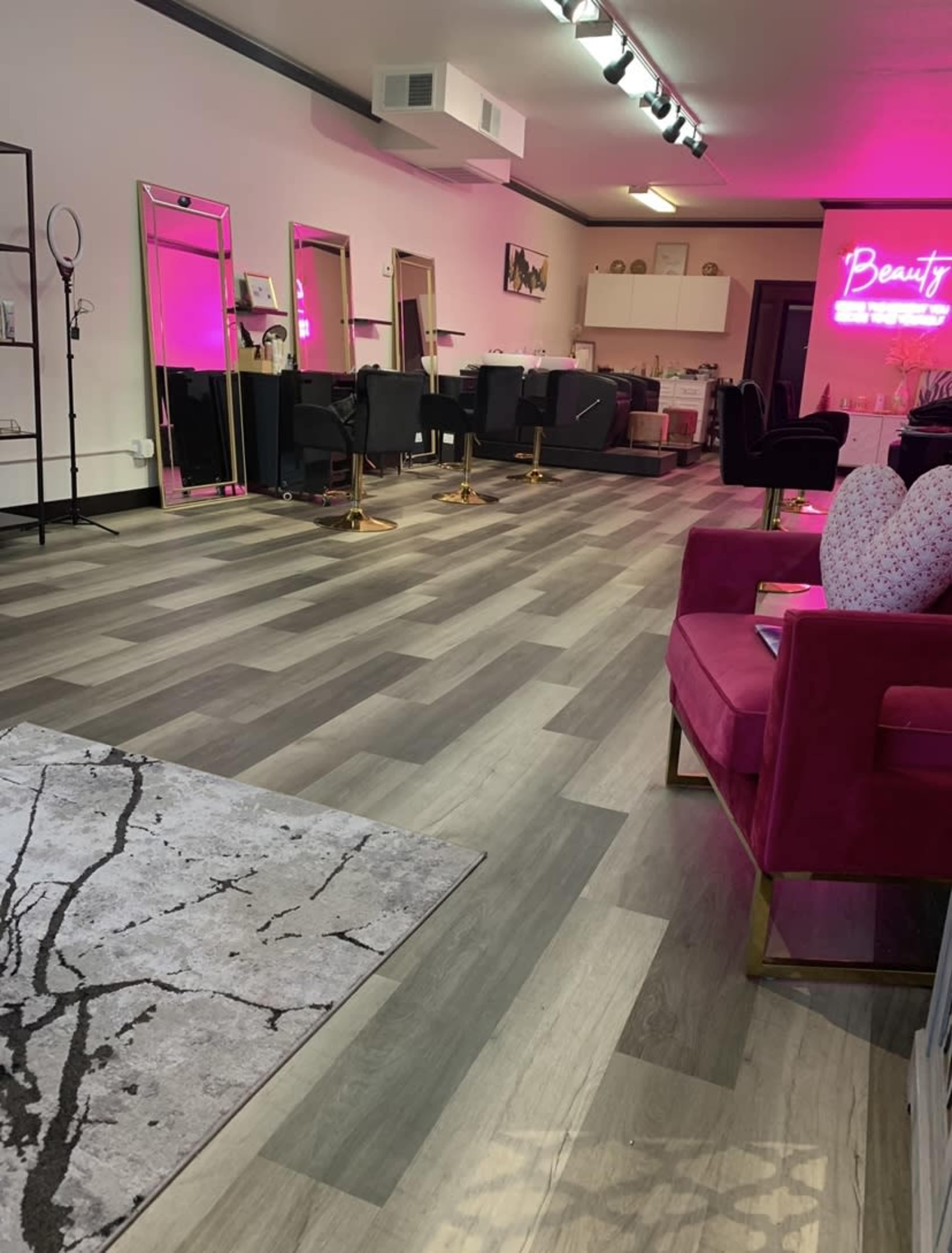 Located in El Sobrante, it is a Salon store front with great amount of space and is beautifully decorated. Image in El Sobrante, El Sobrante, CA