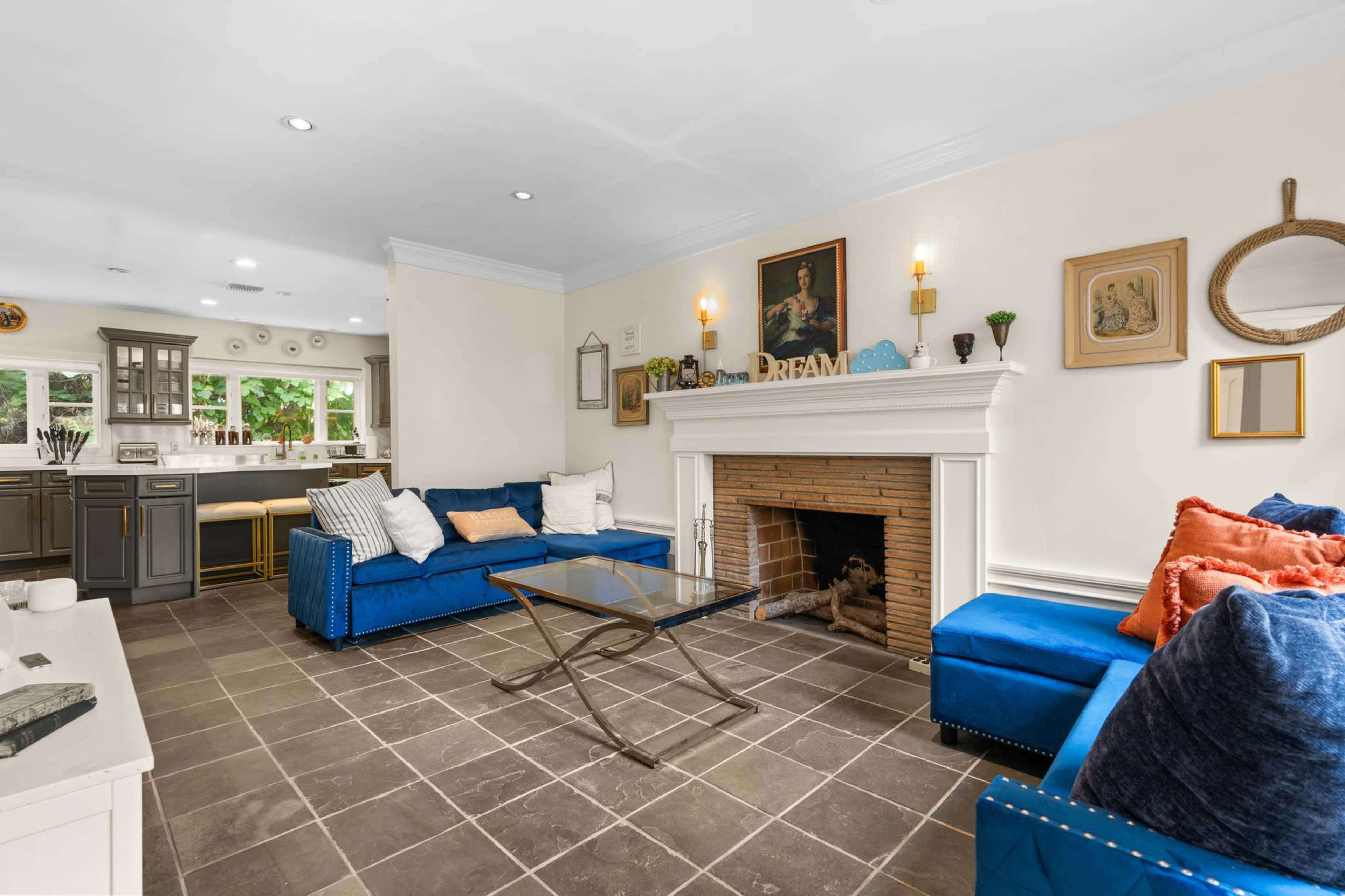 Cute old style 1940s house for photoshoot and video shoot Image in Beverly Hills, Beverly Hills, CA