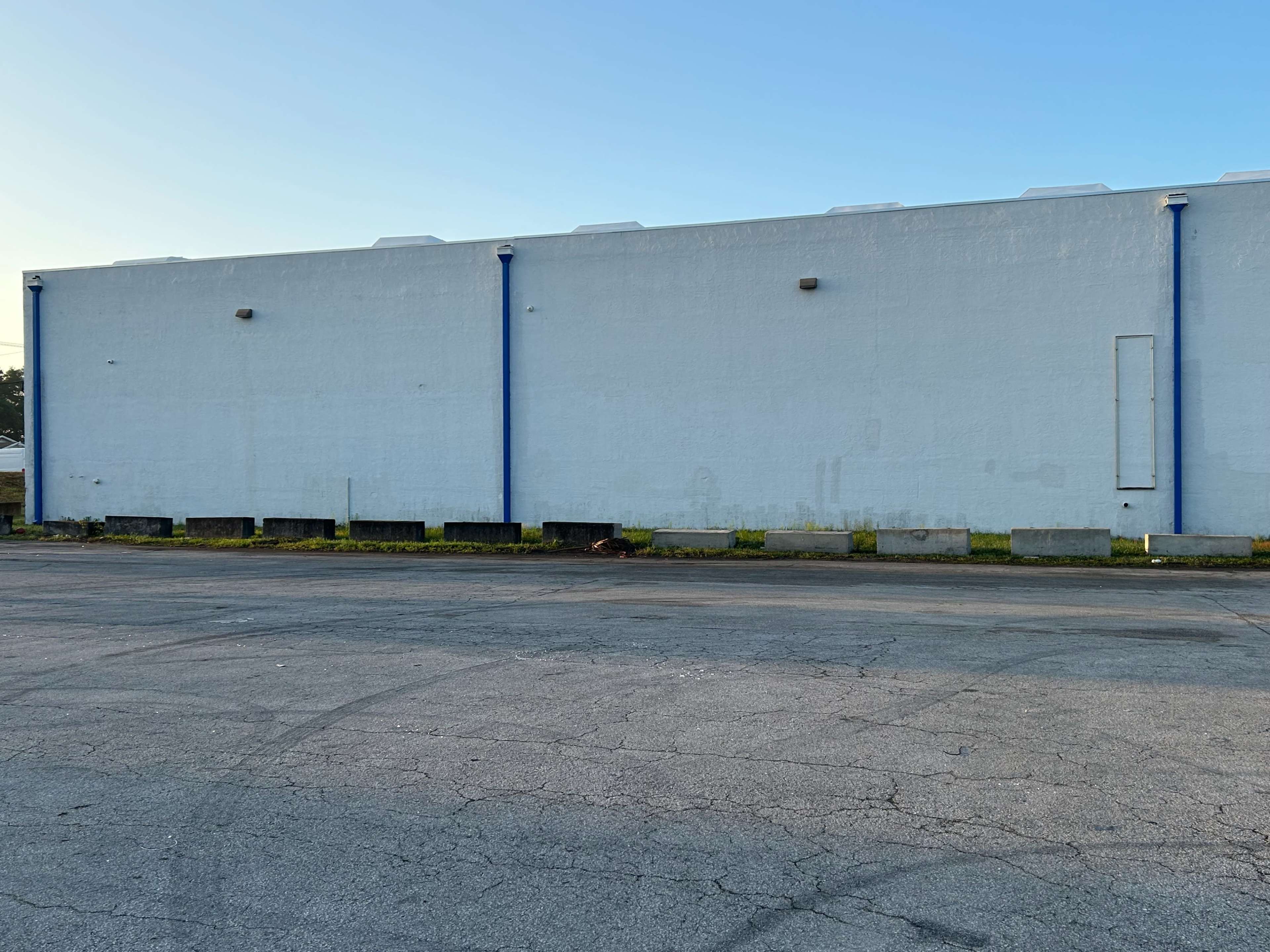 Large Parking Lot with Support Rooms Image in Miami Gardens, Miami Lakes, FL