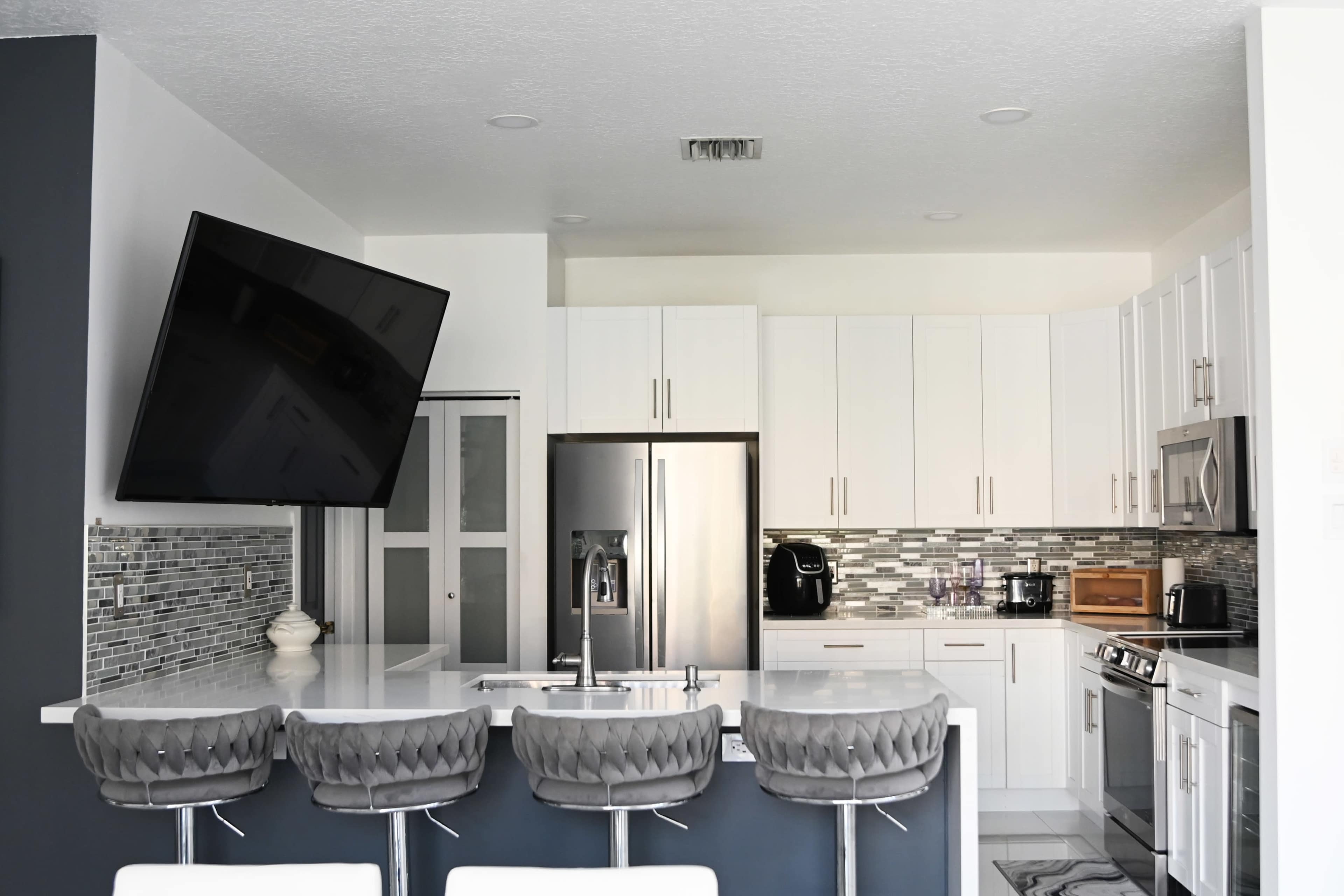 Bright Beautiful Kitchen & Large Livingroom Area Image in Heron Bay, Coral Springs, FL